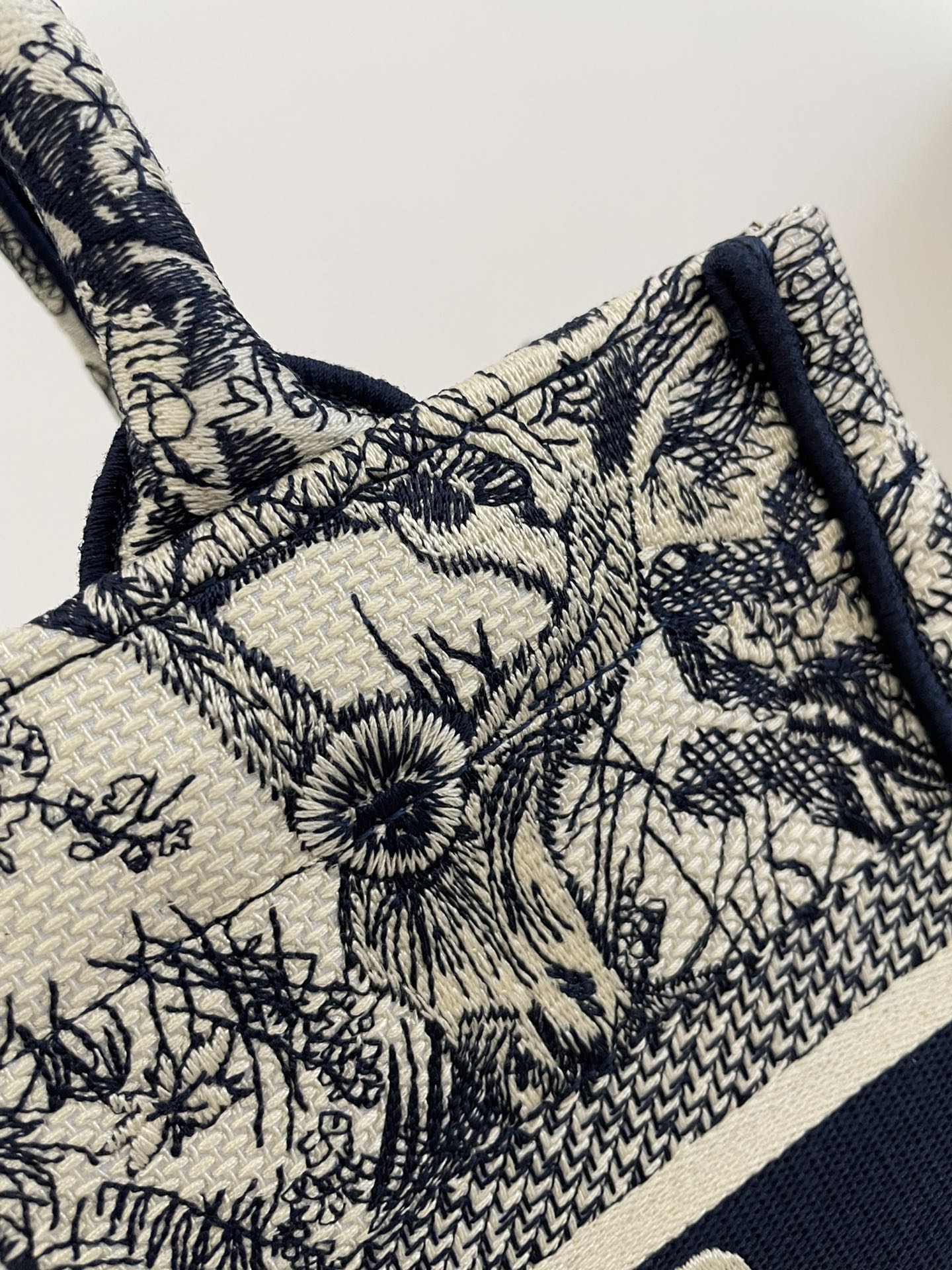 Tiger Embroidered Tote, Size: 26*8*22cm