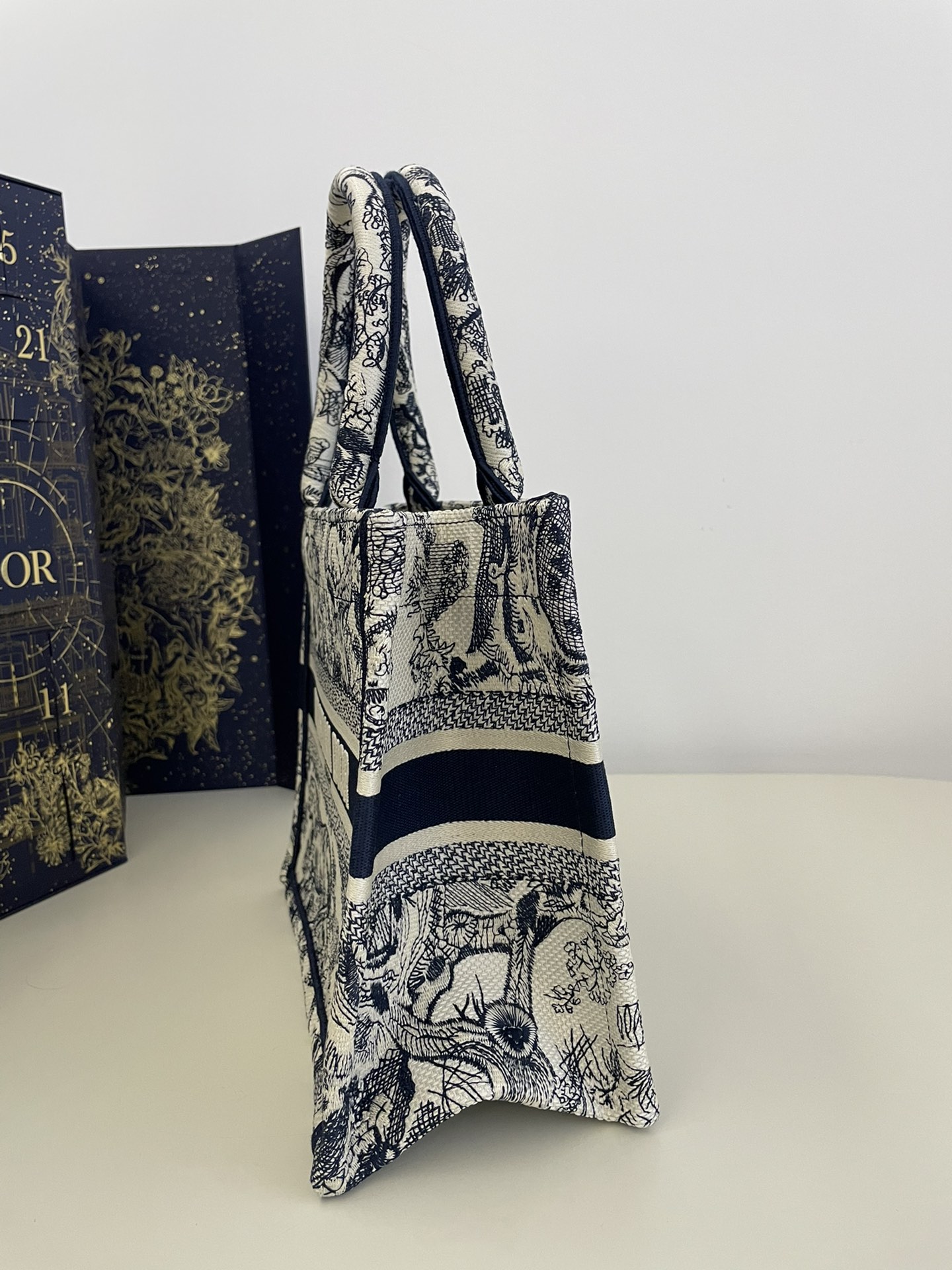 Tiger Embroidered Tote, Size: 26*8*22cm