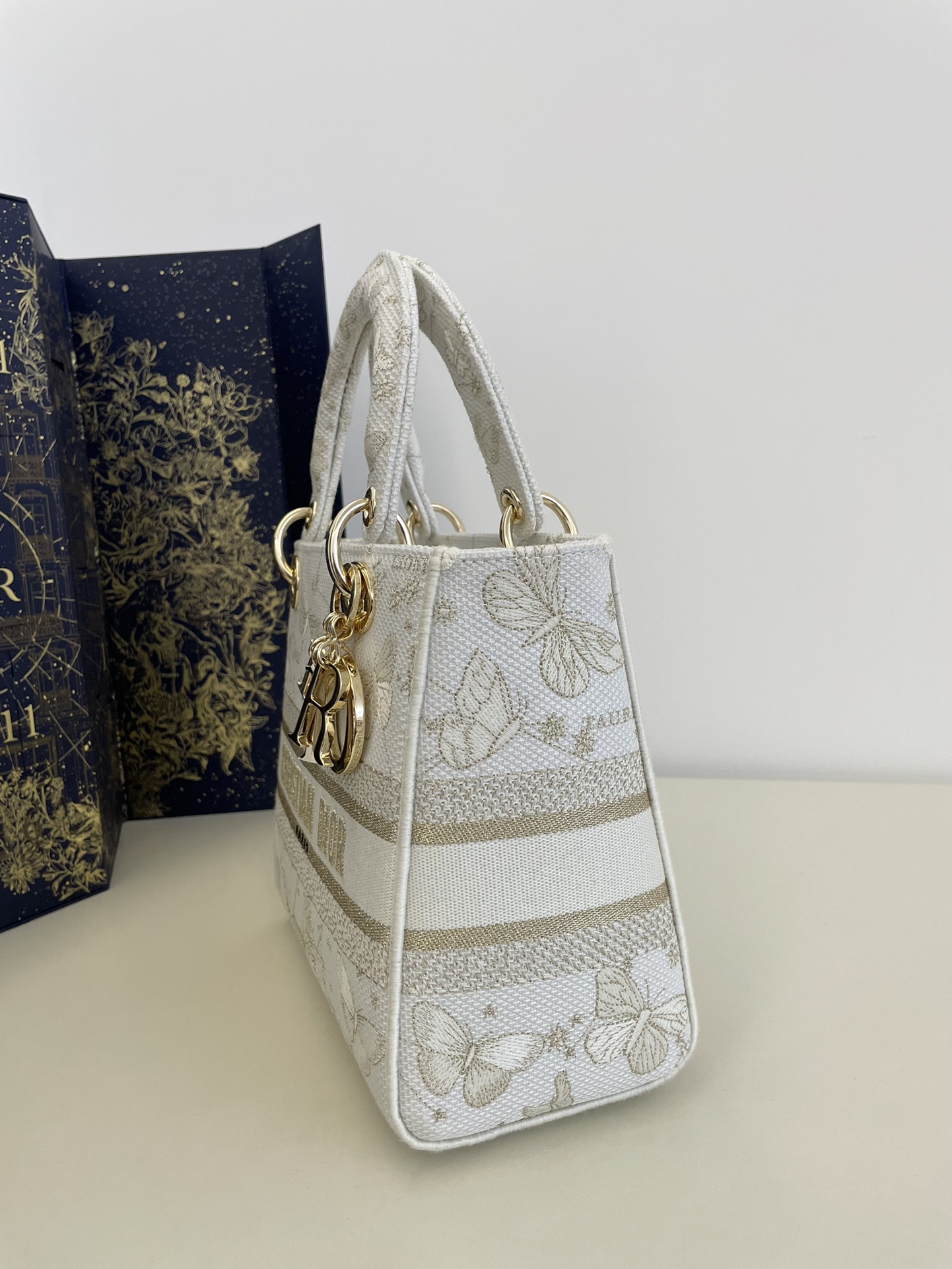 Lady Embroidered Five-Compartment Series, Exquisite Butterfly Embroidery, Size: 24*11*20cm