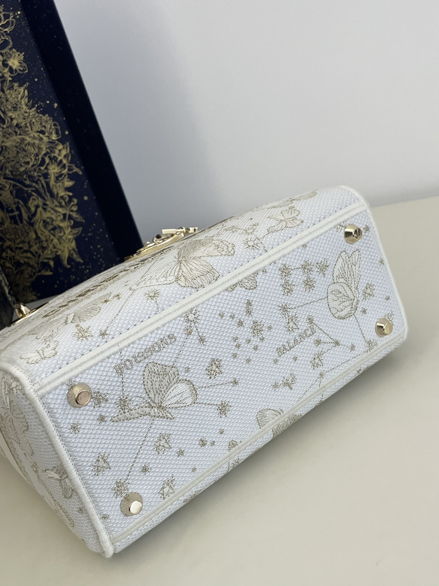 Lady Embroidered Five-Compartment Series, Exquisite Butterfly Embroidery, Size: 24*11*20cm