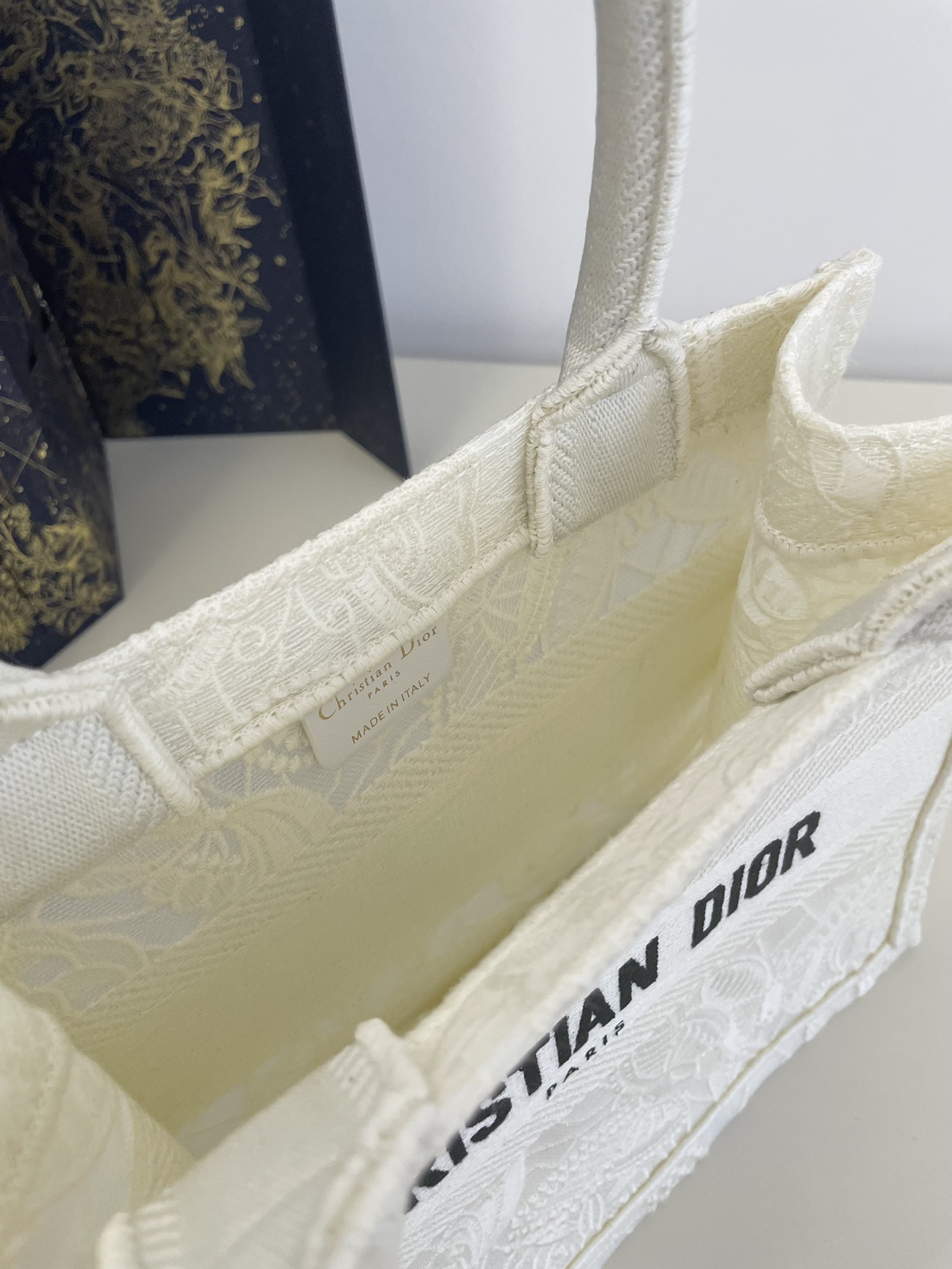 Small Tote Early Spring Series, Romantic Butterfly Embroidery Pattern, Size: 26*8*22cm