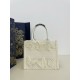 Small Tote Early Spring Series, Romantic Butterfly Embroidery Pattern, Size: 26*8*22cm