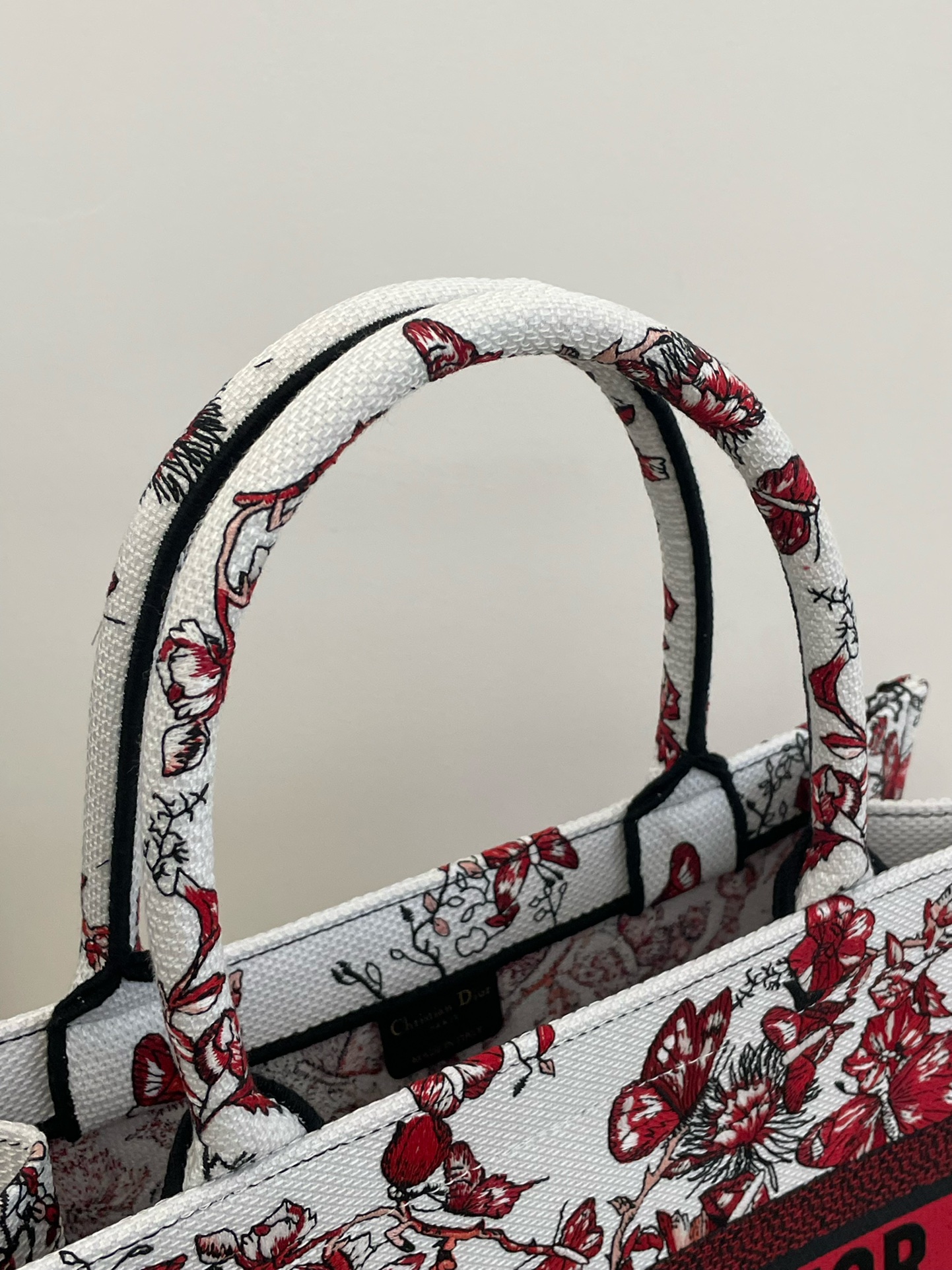 Medium Tote New Year Love Series, White and Red Interlocking Heart Embroidery Pattern, Size: 36*18*28cm  