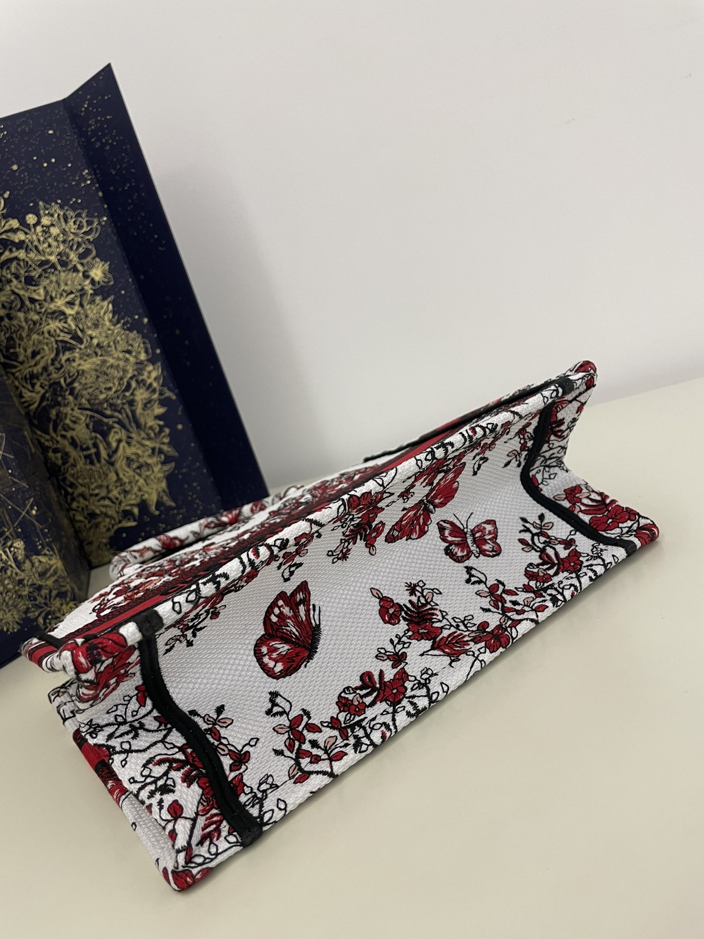 Small Tote New Year Love Series, White and Red Interlocking Heart Embroidery Pattern, Size: 26*8*22cm  