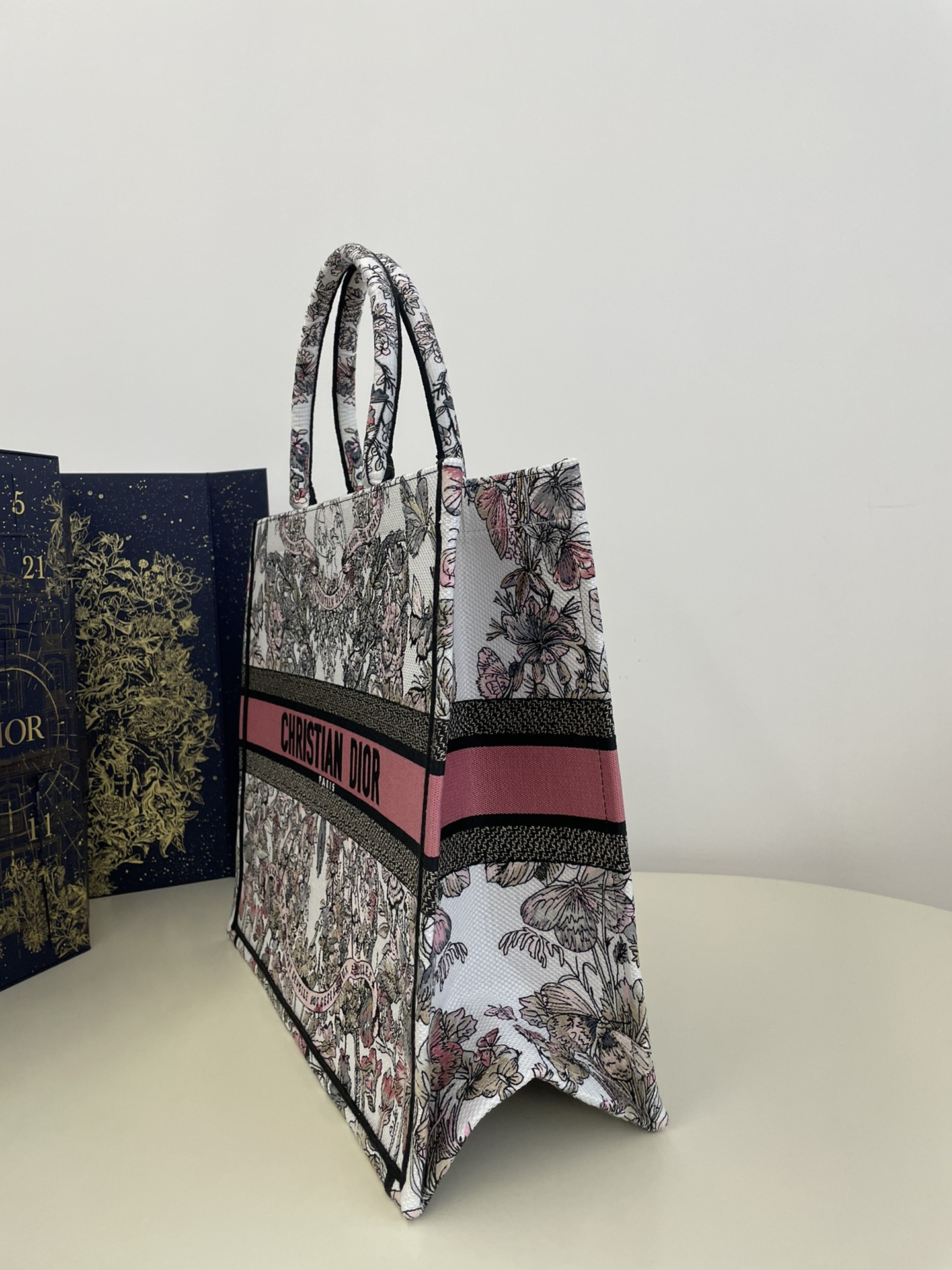 Large Tote Autumn/Winter Series, Romantic Floral Embroidery Pattern, Size: 42*18*35cm  