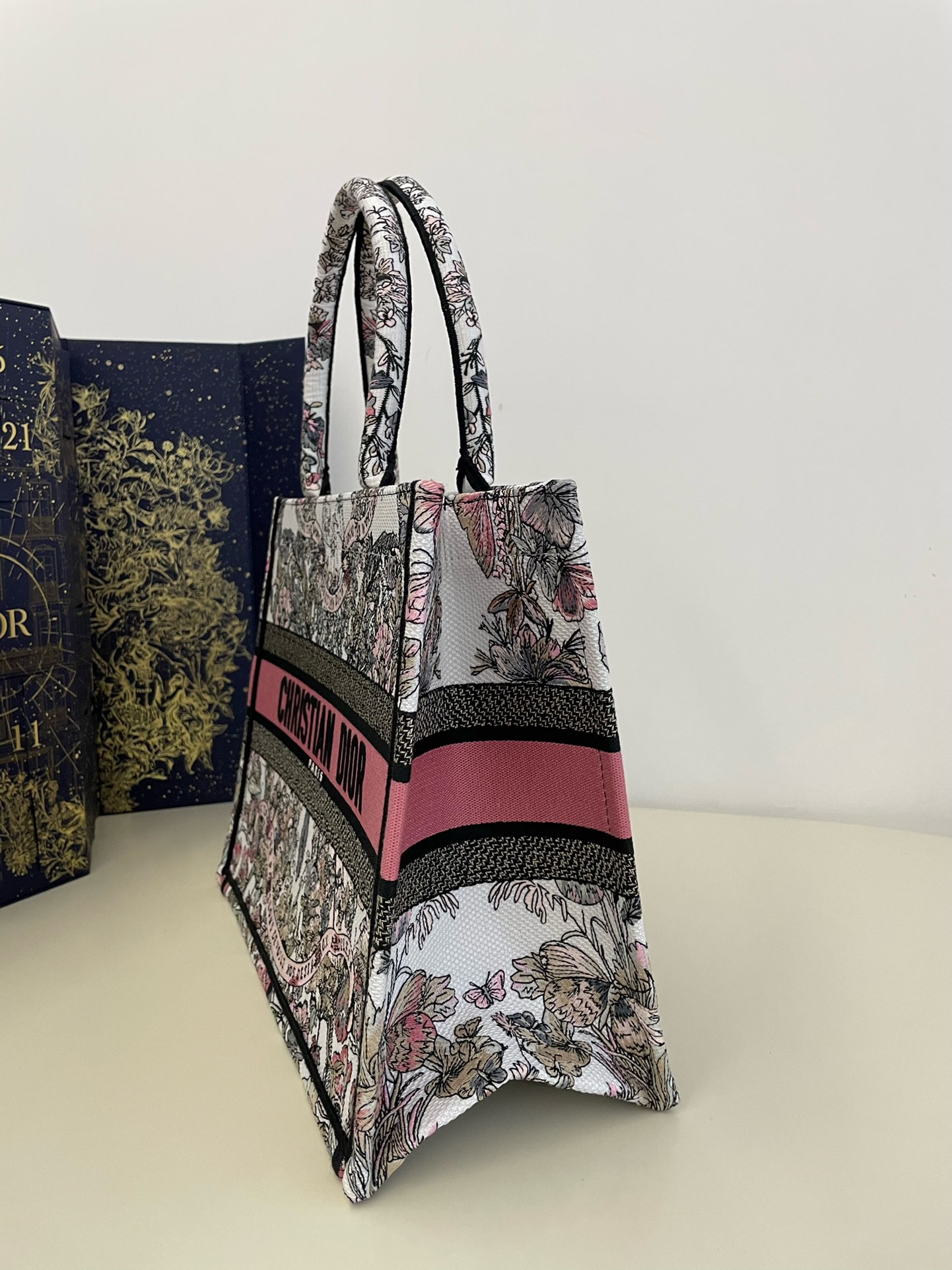 Medium Tote Autumn/Winter Series, Romantic Floral Embroidery Pattern, Size: 36*18*28cm  