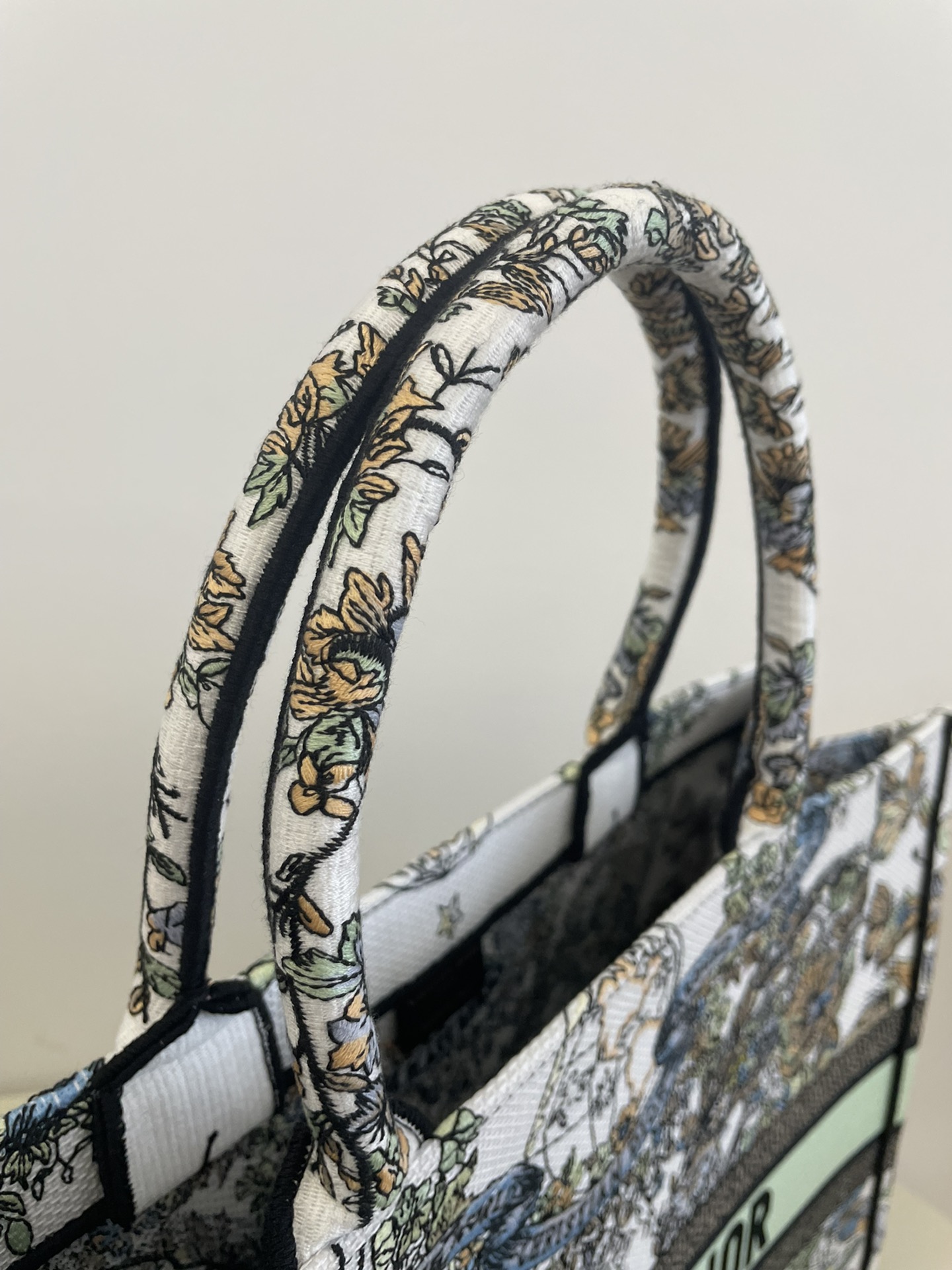 Large Tote Autumn/Winter Series, Romantic Floral Embroidery Pattern, Size: 42*18*35cm  