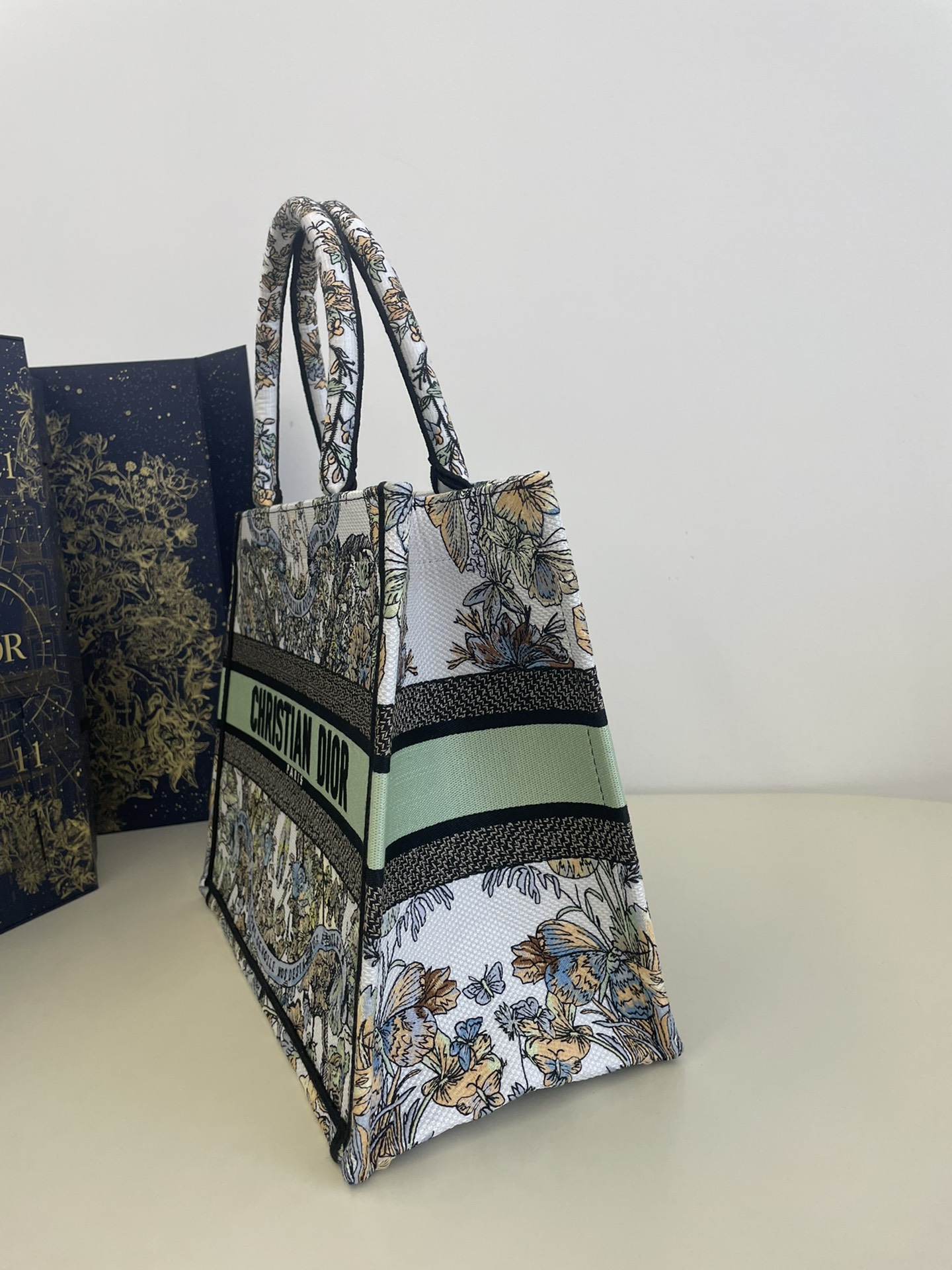 Medium Tote Autumn/Winter Series, Romantic Floral Embroidery Pattern, Size: 36*18*28cm  