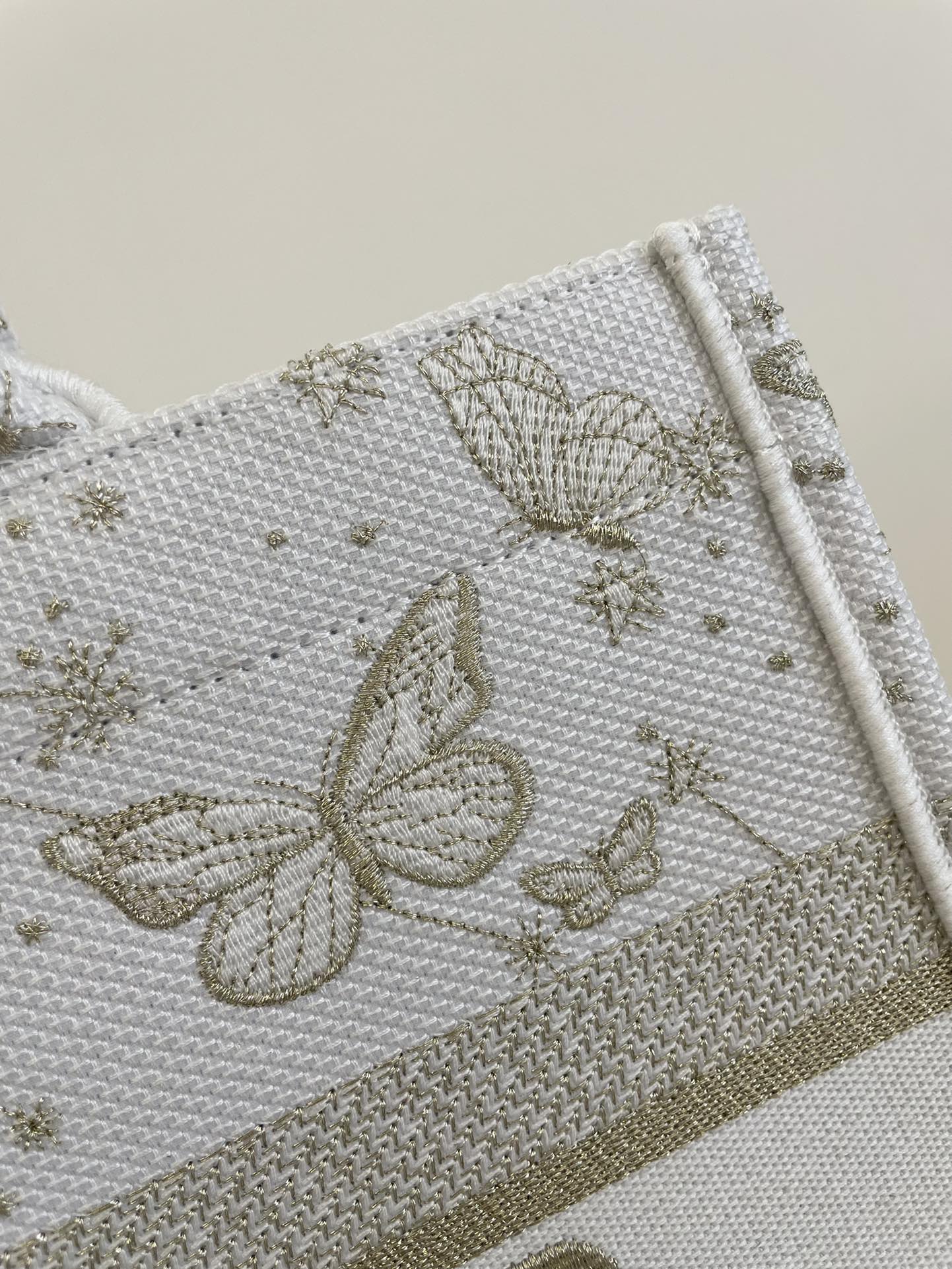 Medium Tote Autumn/Winter Series, Romantic Butterfly Embroidery Pattern, Size: 36*18*28cm  