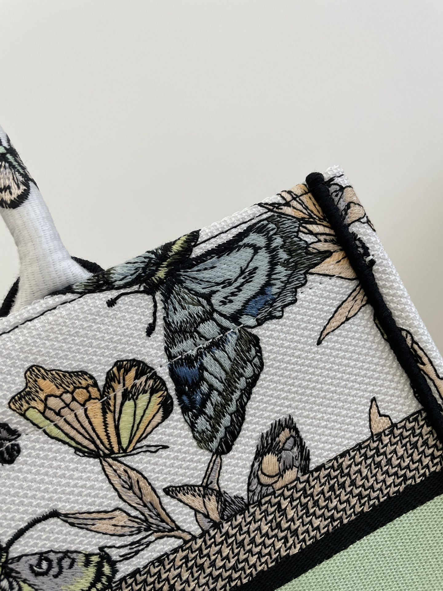 Medium Tote Autumn/Winter Series, Romantic Butterfly Embroidery Pattern, Size: 36*18*28cm  