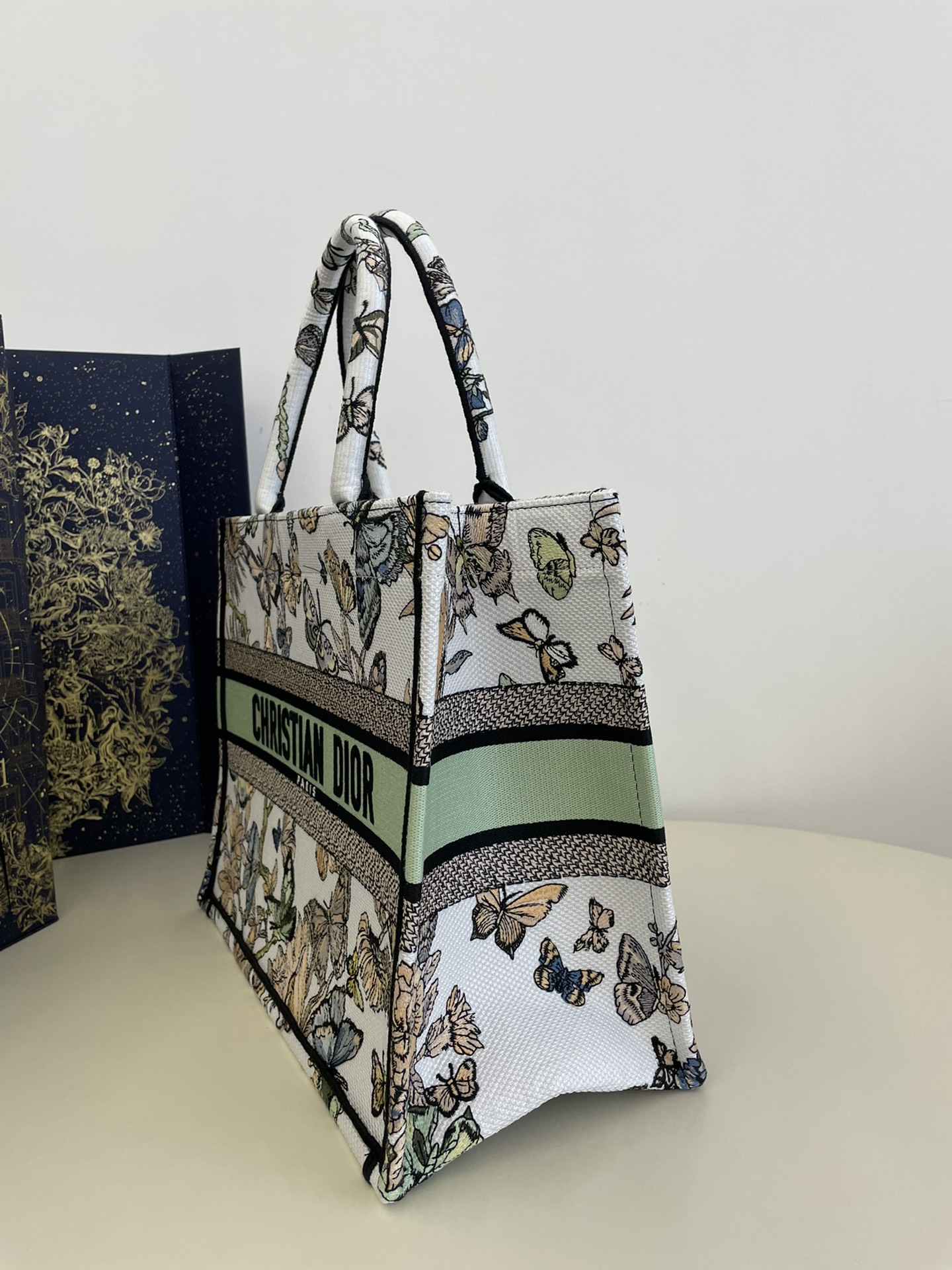 Medium Tote Autumn/Winter Series, Romantic Butterfly Embroidery Pattern, Size: 36*18*28cm  