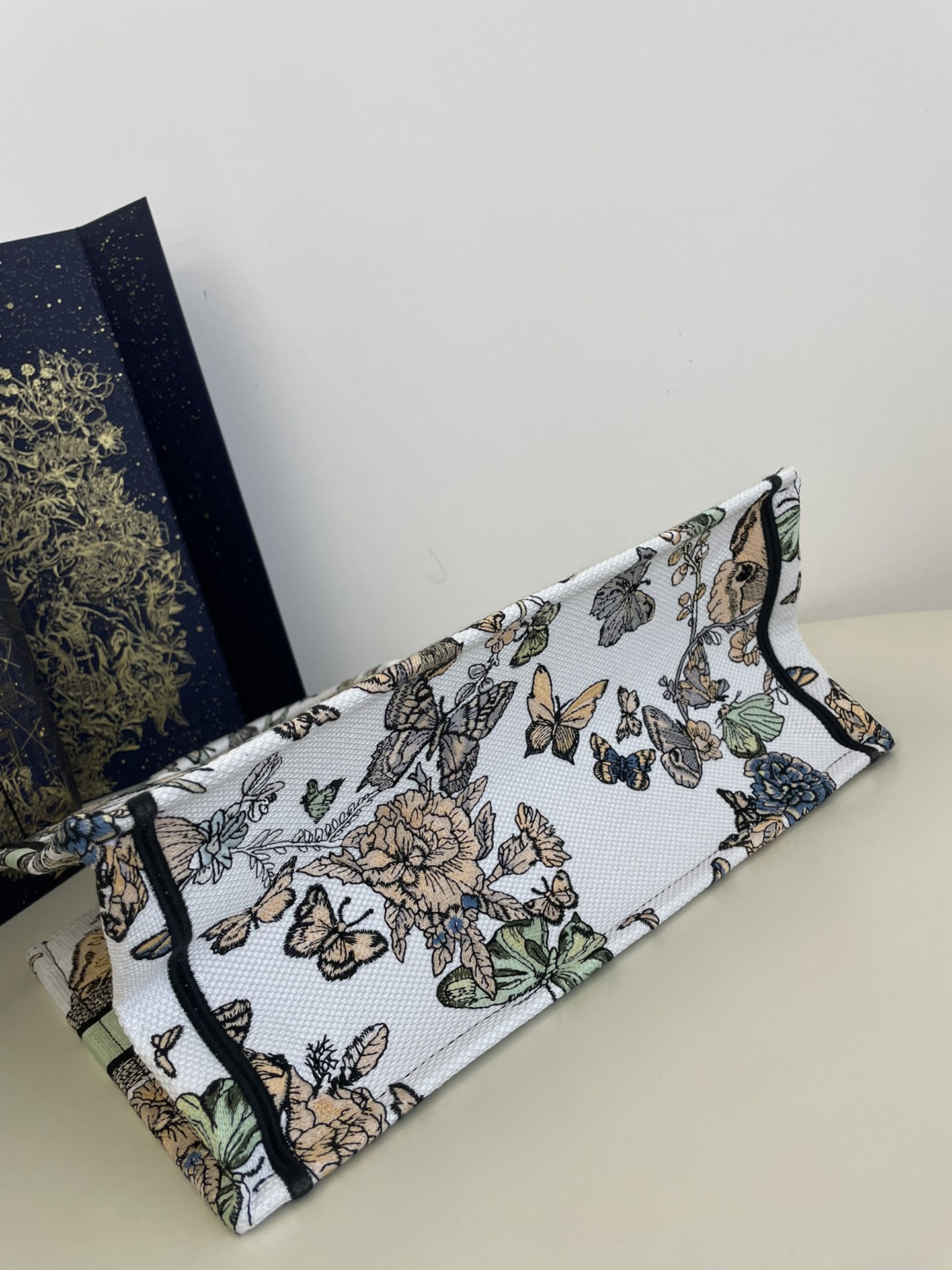 Medium Tote Autumn/Winter Series, Romantic Butterfly Embroidery Pattern, Size: 36*18*28cm  