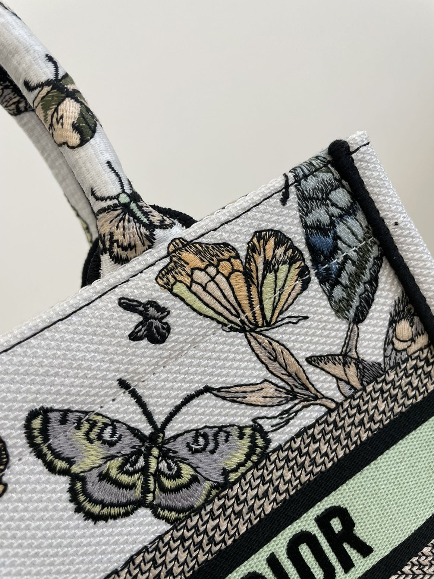 Small Tote Exquisite Butterfly Embroidery, Size: 26*8*22cm  