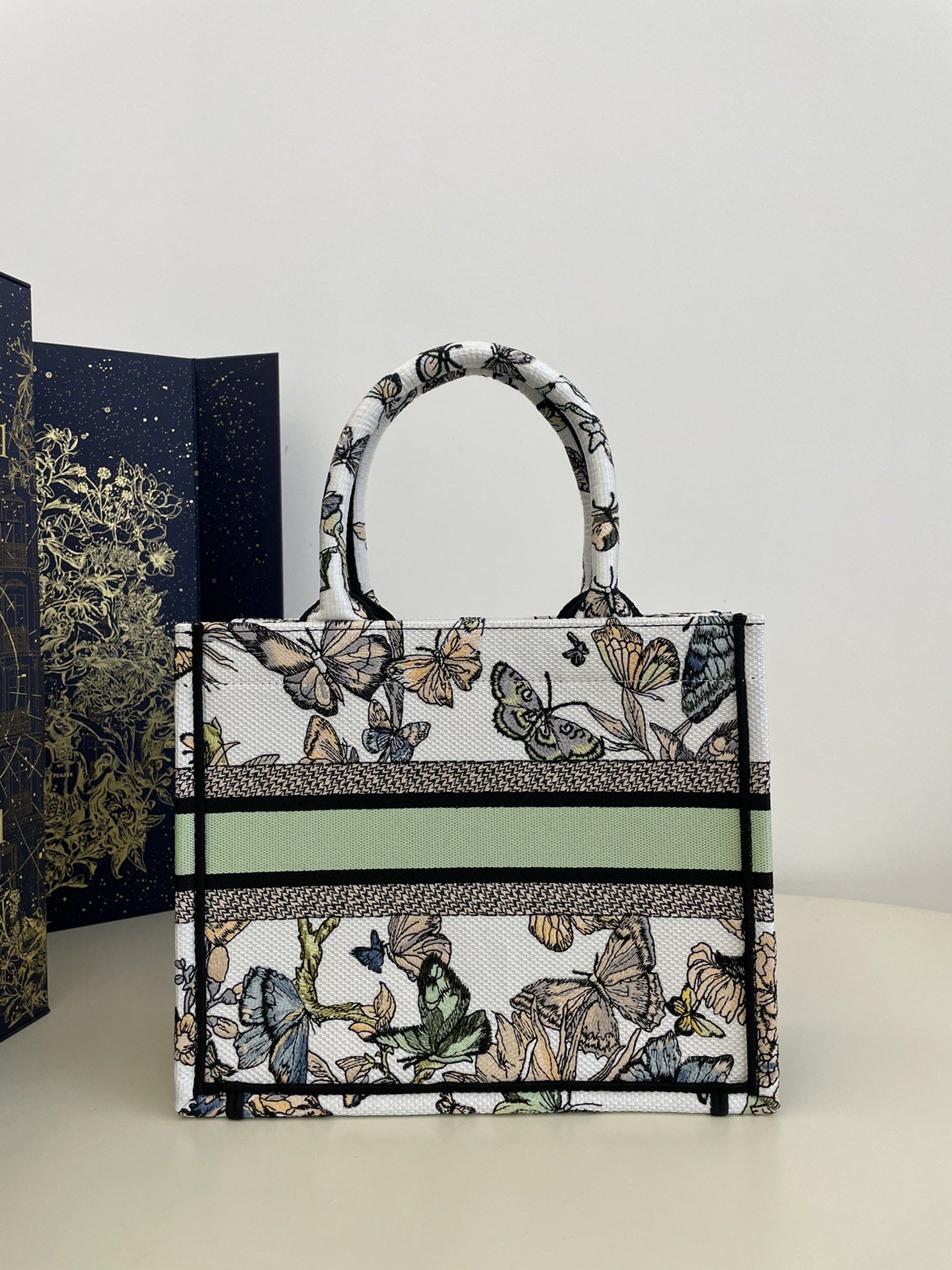 Small Tote Exquisite Butterfly Embroidery, Size: 26*8*22cm  