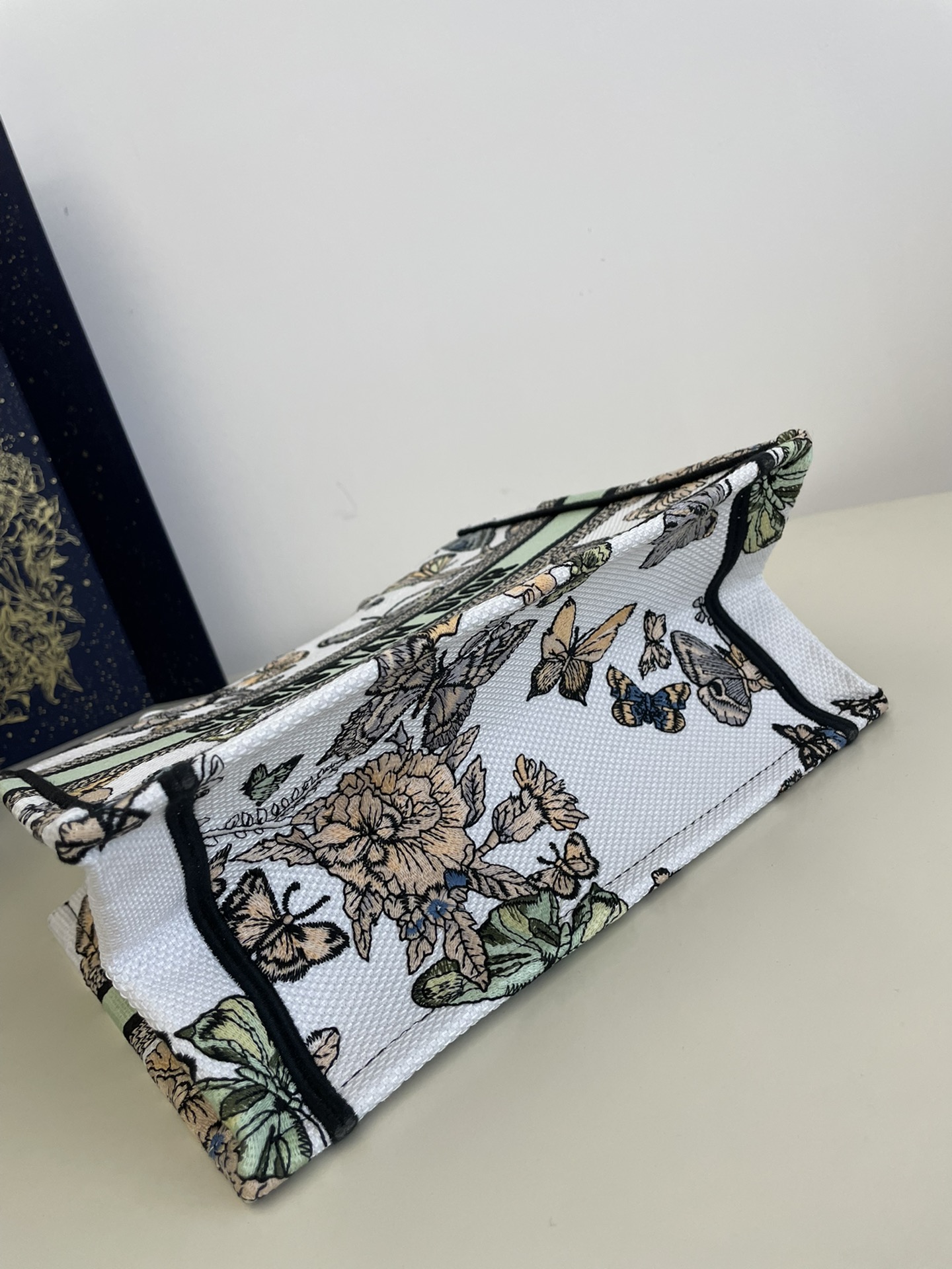 Small Tote Exquisite Butterfly Embroidery, Size: 26*8*22cm  