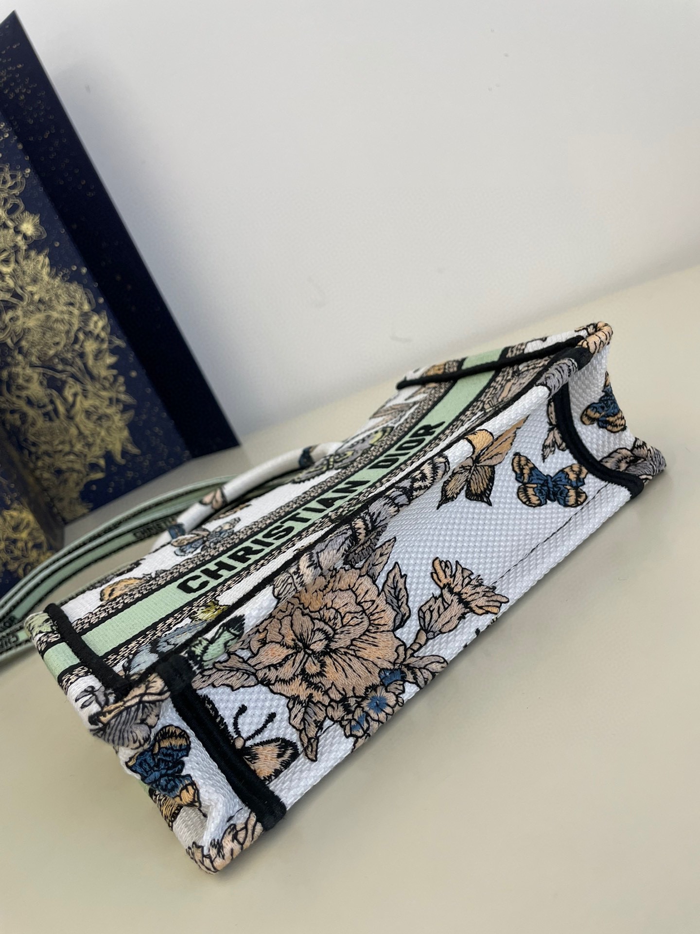 Mini Tote Autumn/Winter Series, Exquisite Butterfly Embroidery, Size: 21.5*13*7.5cm  