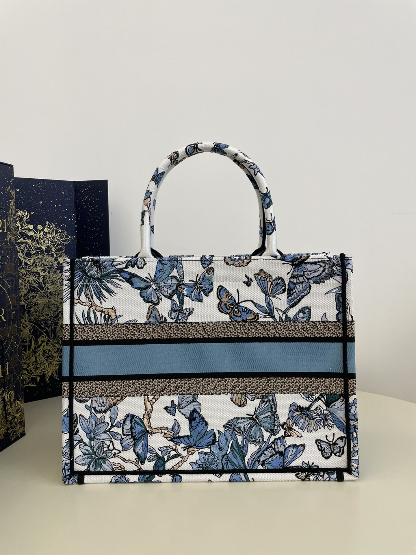 Medium Tote Autumn/Winter Series, Exquisite Butterfly Embroidery, Size: 36*18*28cm  