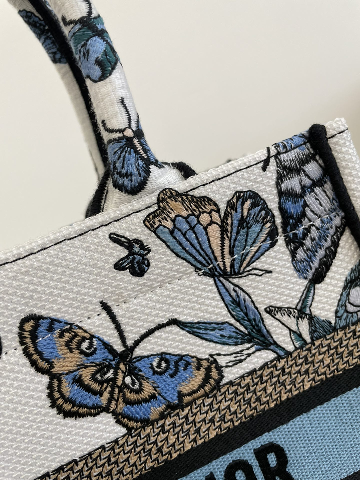 Small Tote Exquisite Butterfly Embroidery, Size: 26*8*22cm  