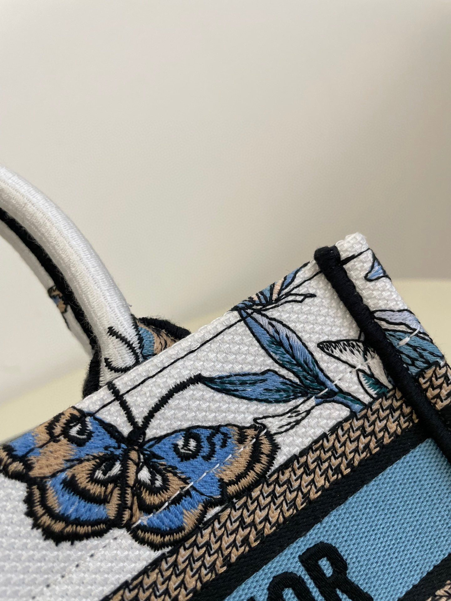 Mini Tote Autumn/Winter Series, Exquisite Butterfly Embroidery, Size: 21.5*13*7.5cm  