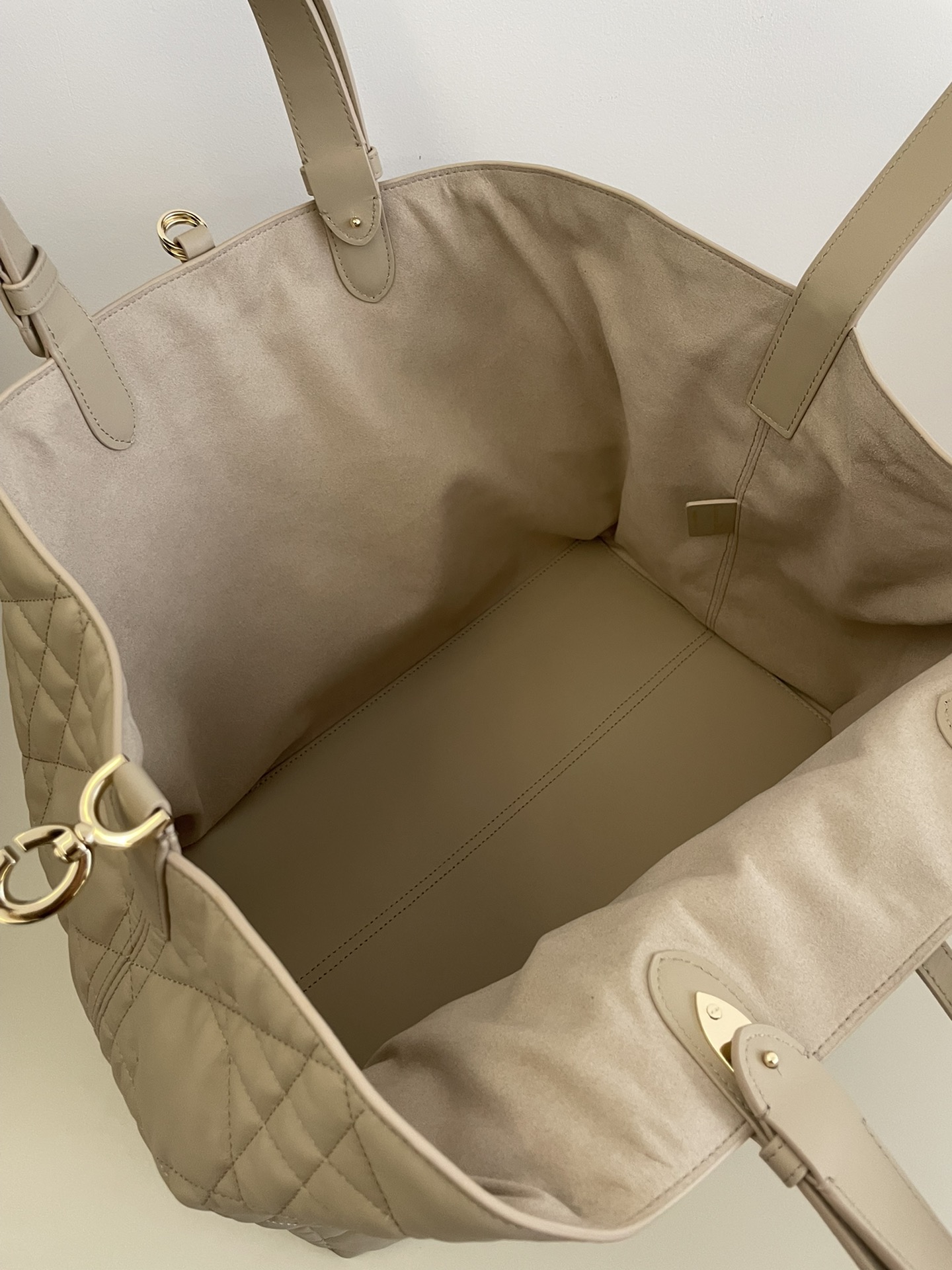 Large Toujours Tote, Oversized Diamond Design, Classic Letter Accessories, Calfskin Material, Size: 37*20*28.5cm  