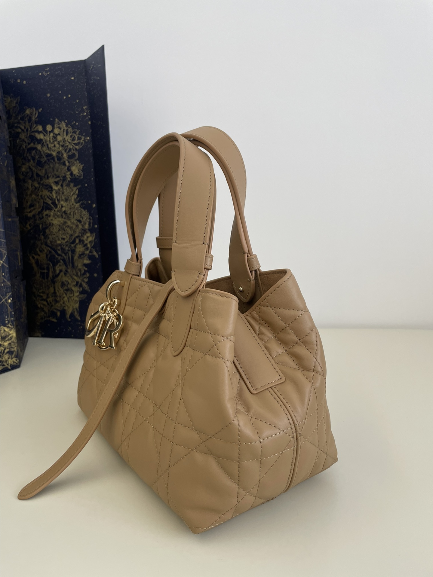 Small Toujours Tote, Oversized Diamond Design, Classic Letter Accessories, Calfskin Material, Size: 23*15*15cm  