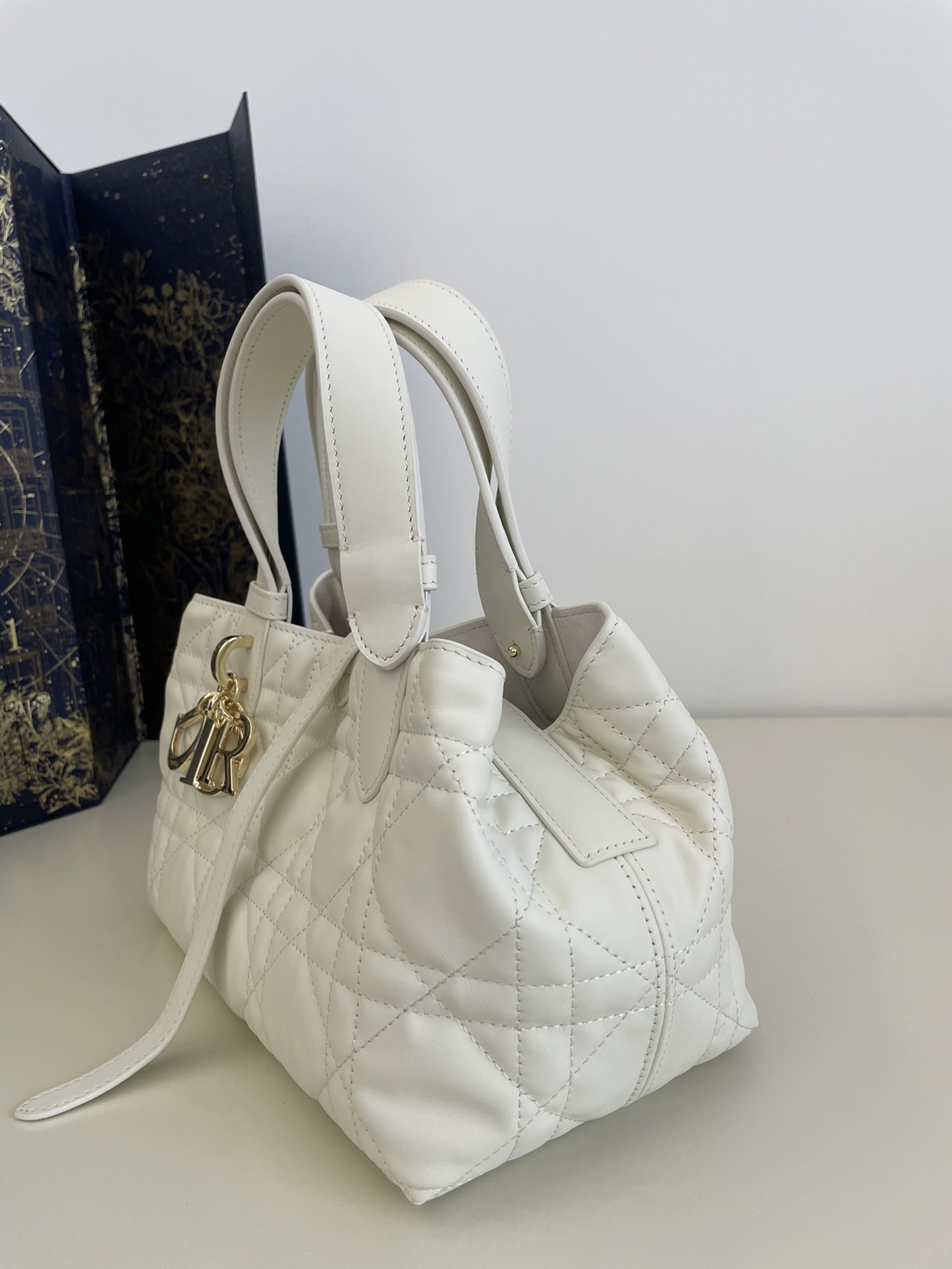 Small Toujours Tote, Oversized Diamond Design, Classic Letter Accessories, Calfskin Material, Size: 23*15*15cm  