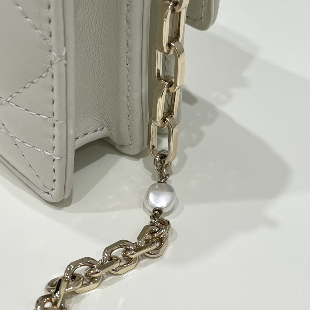 Small Pearl Chain Clutch, Soft Sheepskin, Size: 21*11*5cm  