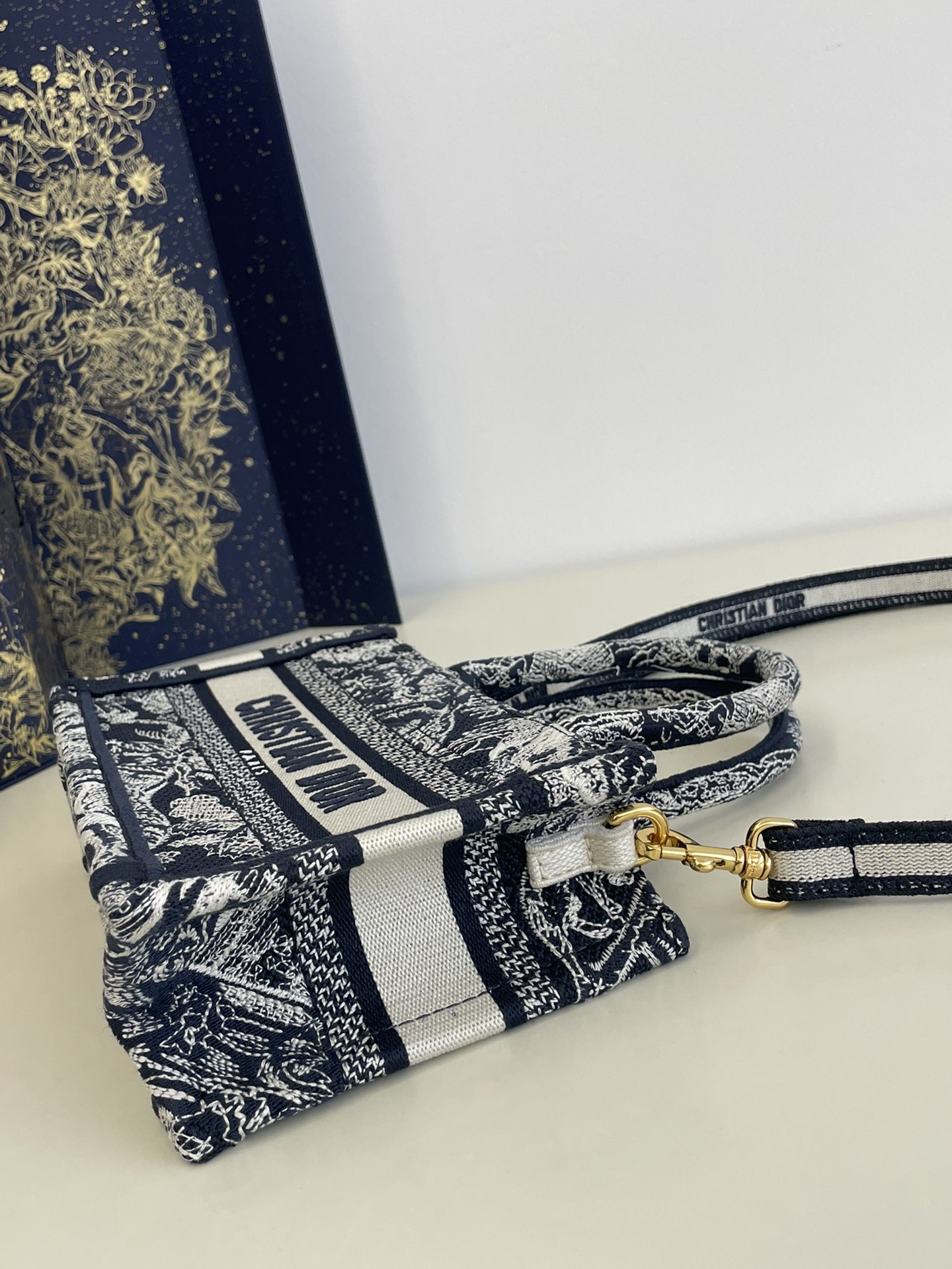 Spring/Summer Tote, Exquisite Tiger Embroidery, Size: 21.5*13*7.5cm  