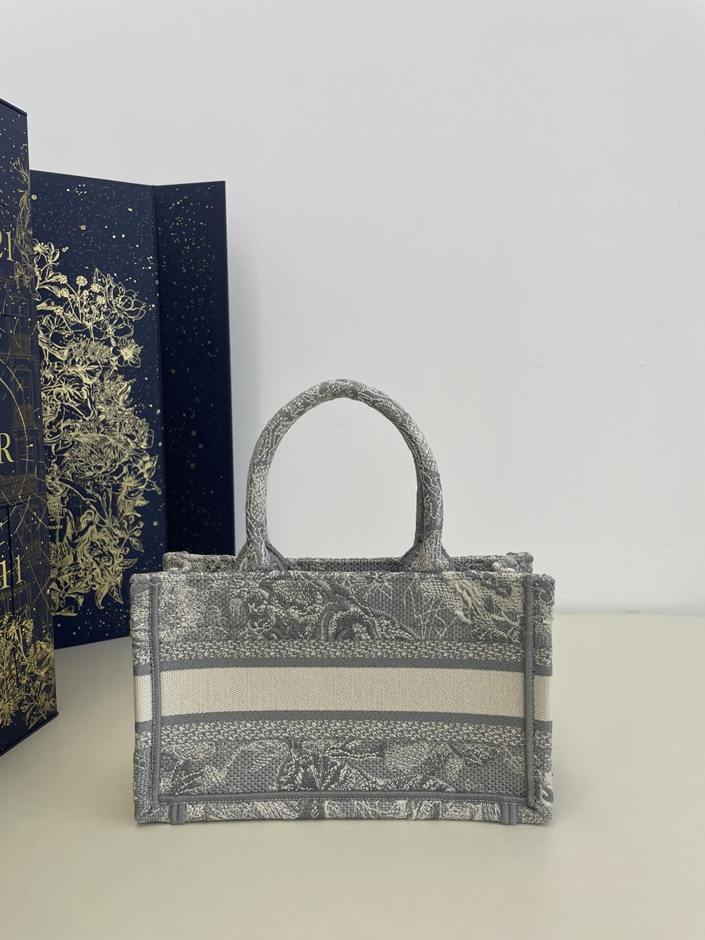 Spring/Summer Tote, Exquisite Tiger Embroidery, Size: 21.5*13*7.5cm  