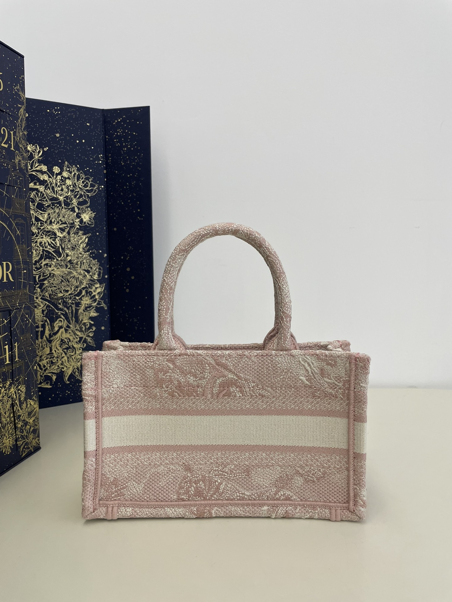 Spring/Summer Tote, Exquisite Tiger Embroidery, Size: 21.5*13*7.5cm  