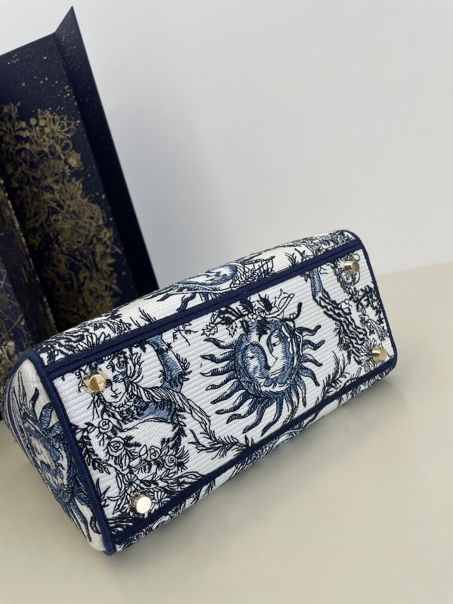 Five-Compartment Lady Embroidered Spring/Summer Series, Exquisite Sun Embroidery, Size: 24*11*20cm