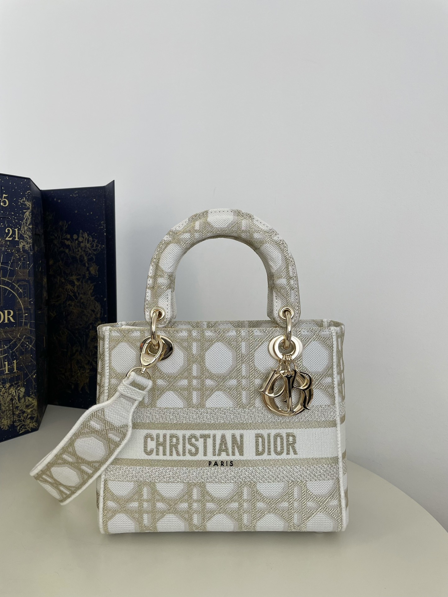 Five-Compartment Lady Dior Embroidered Spring/Summer Series, Gold Thread Embroidery, Size: 24*11*20cm