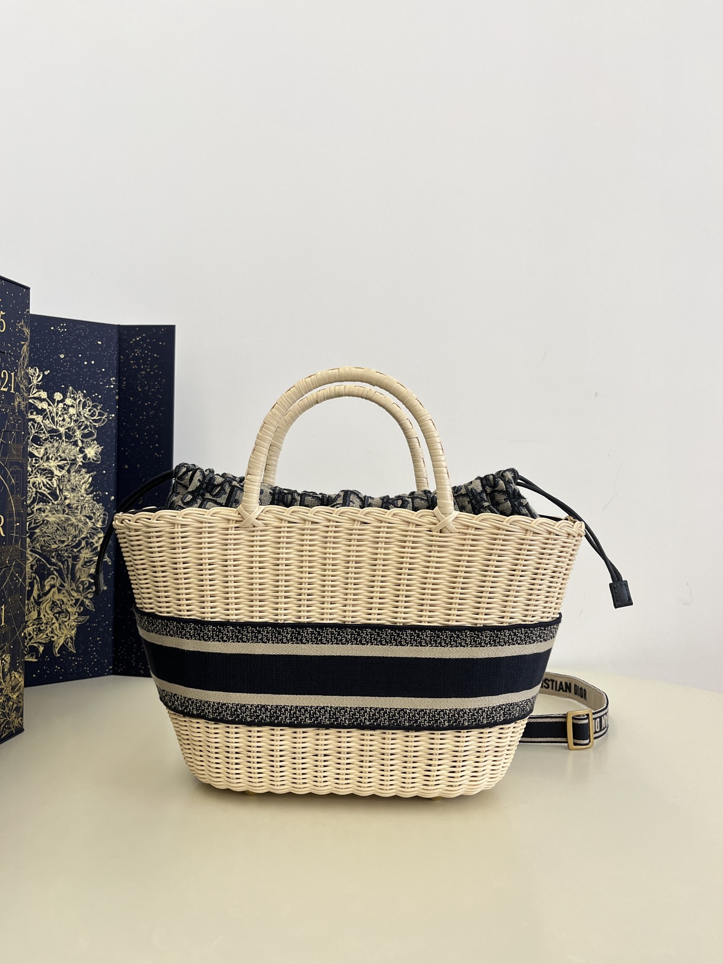 Handwoven Bamboo Bag, Pure Handmade, Paired with Classic Oblique Canvas Inner Bag, Size: 24*11*20cm