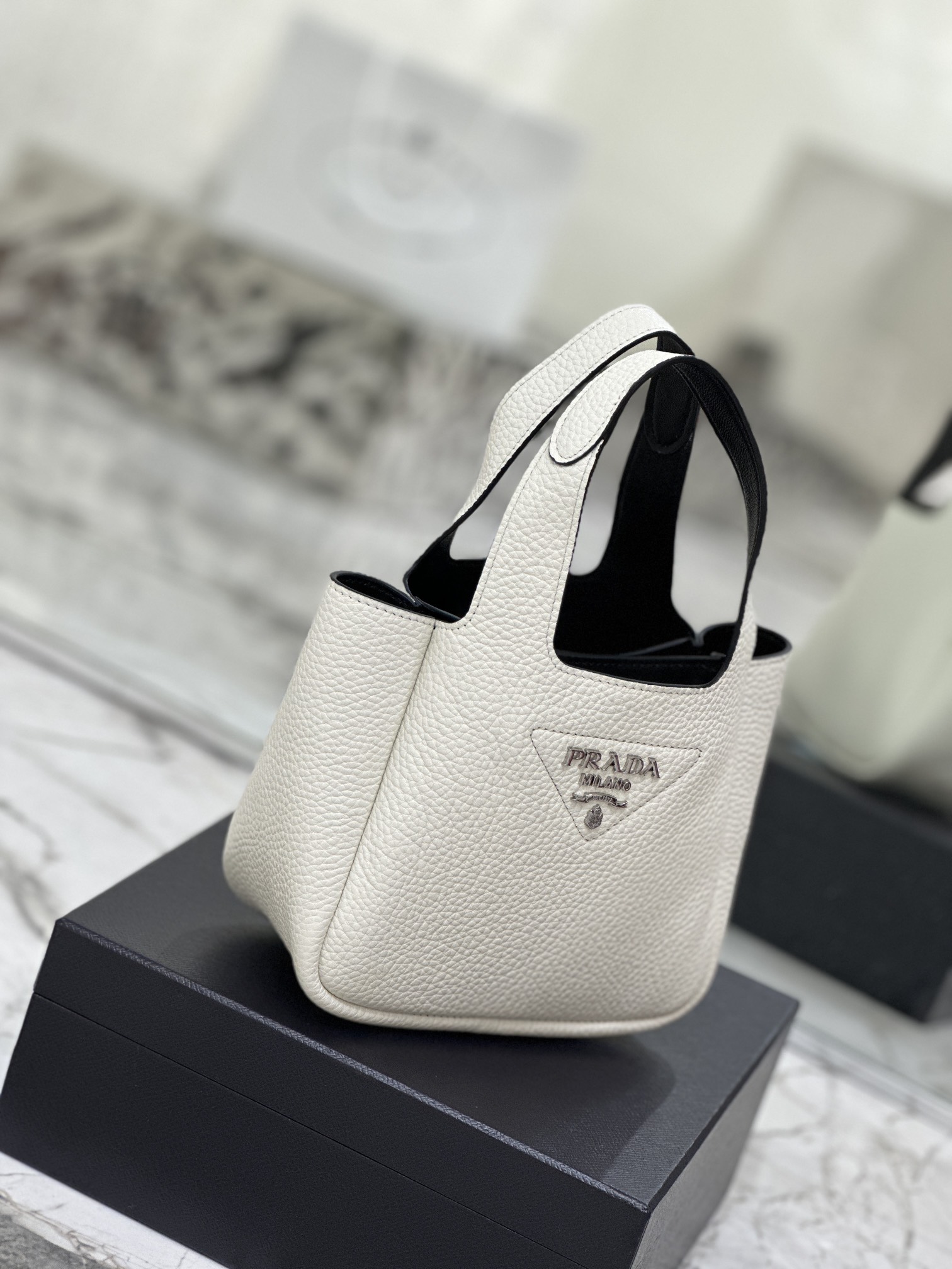 Vegetable Basket Bucket Bag (Small) Soft and Delicate Lychee Pattern Calf Leather Tote Bag Model: 1BA349