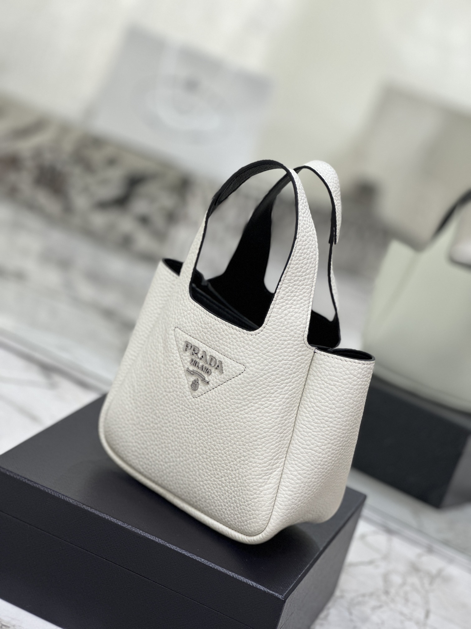 Vegetable Basket Bucket Bag (Small) Soft and Delicate Lychee Pattern Calf Leather Tote Bag Model: 1BA349