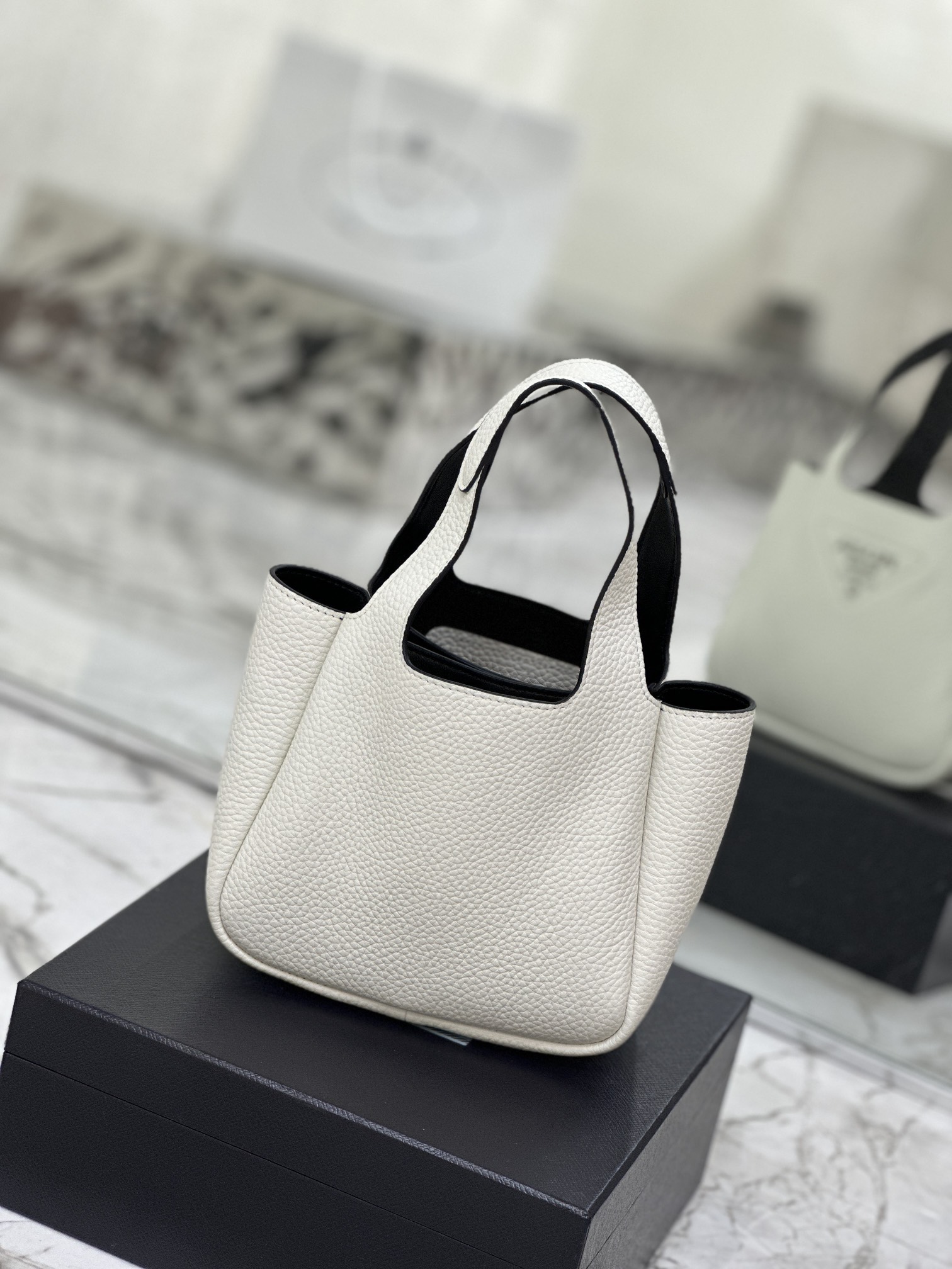 Vegetable Basket Bucket Bag (Small) Soft and Delicate Lychee Pattern Calf Leather Tote Bag Model: 1BA349