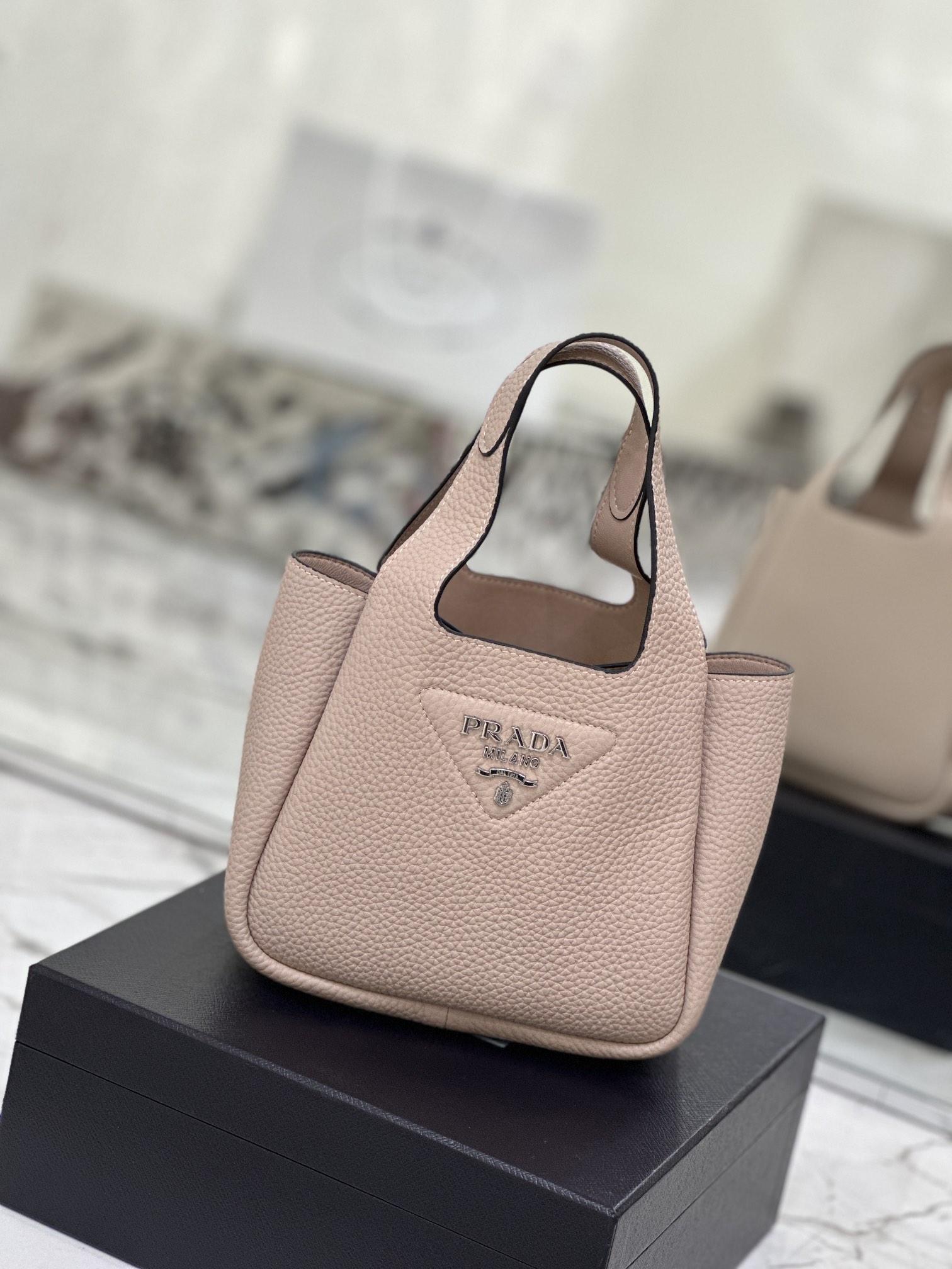 Vegetable Basket Bucket Bag (Small) Soft and Delicate Lychee Pattern Calf Leather Tote Bag Model: 1BA349