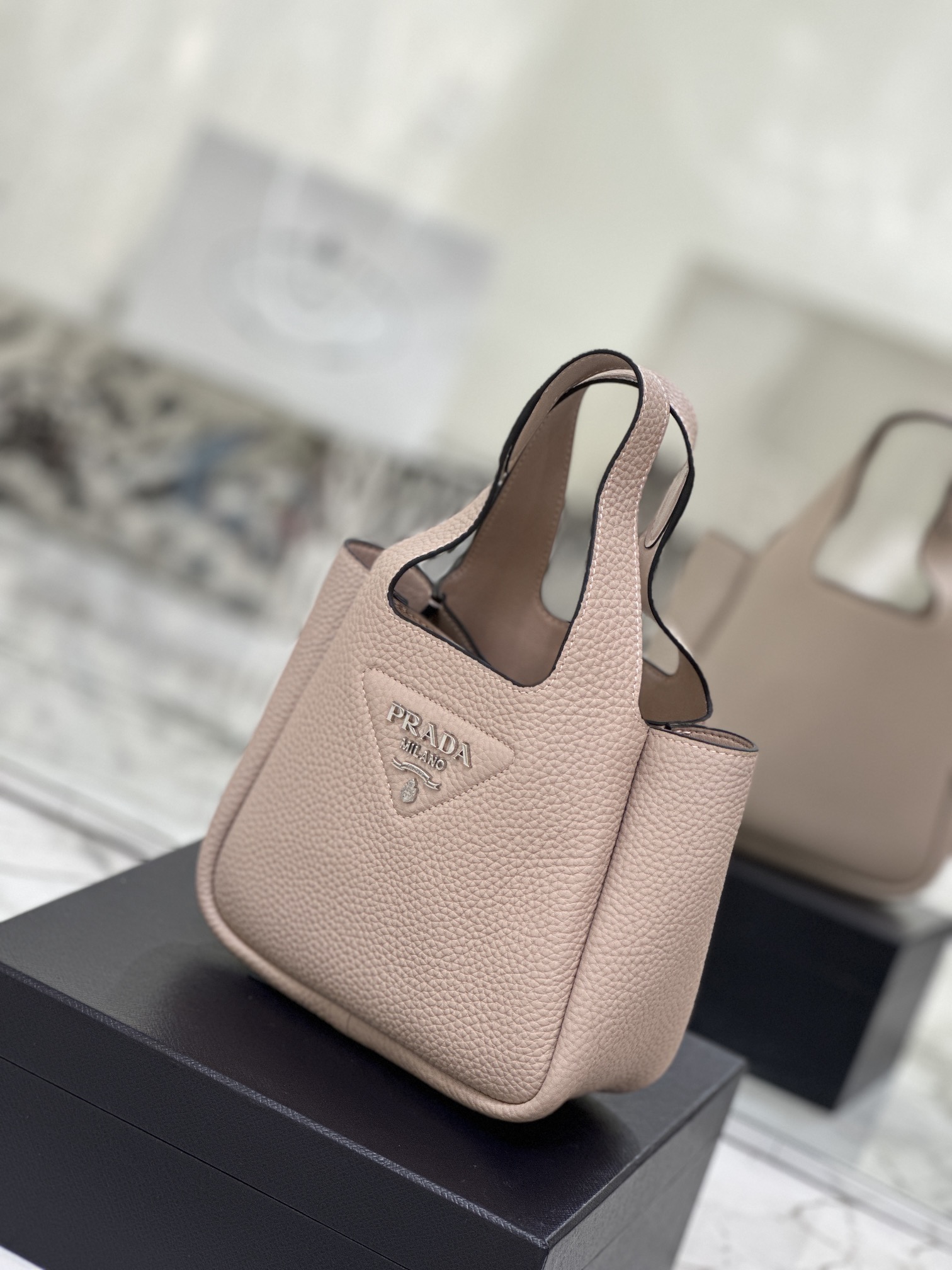 Vegetable Basket Bucket Bag (Small) Soft and Delicate Lychee Pattern Calf Leather Tote Bag Model: 1BA349