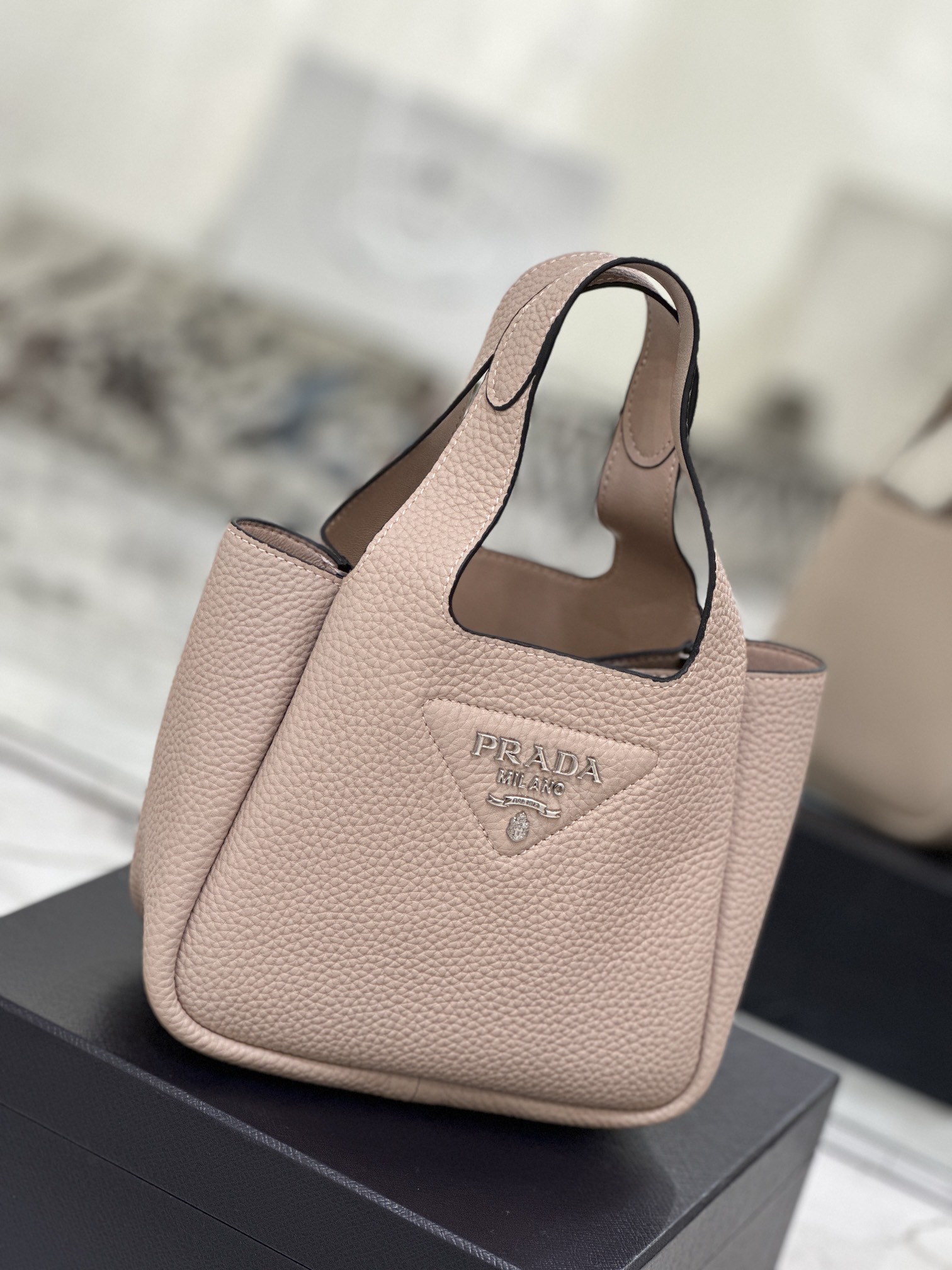 Vegetable Basket Bucket Bag (Small) Soft and Delicate Lychee Pattern Calf Leather Tote Bag Model: 1BA349