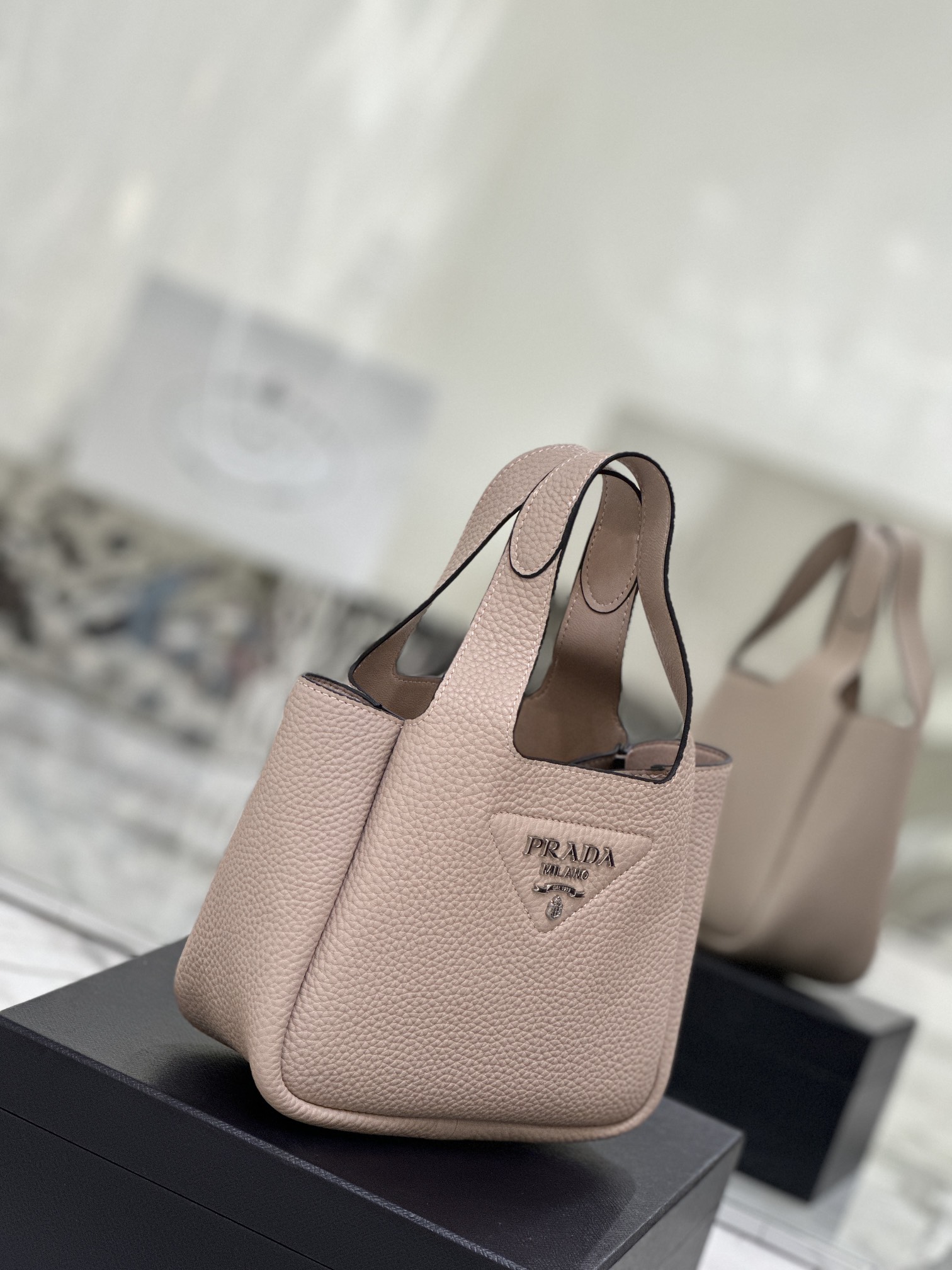 Vegetable Basket Bucket Bag (Small) Soft and Delicate Lychee Pattern Calf Leather Tote Bag Model: 1BA349