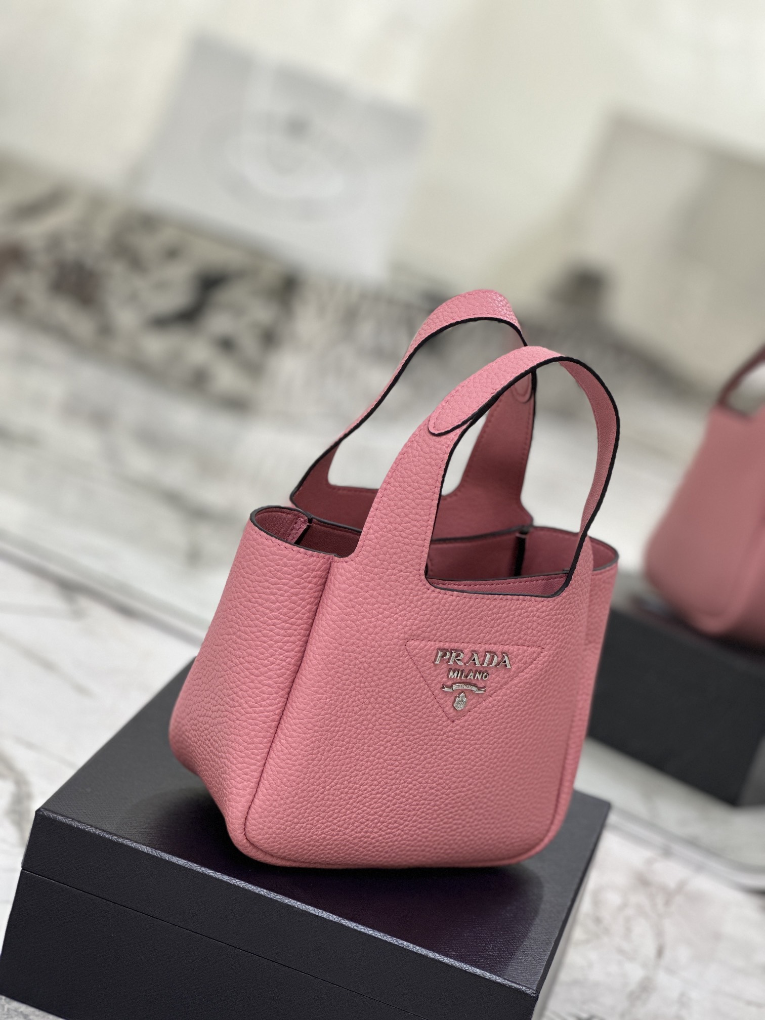 Vegetable Basket Bucket Bag (Small) Soft and Delicate Lychee Pattern Calf Leather Tote Bag Model: 1BA349