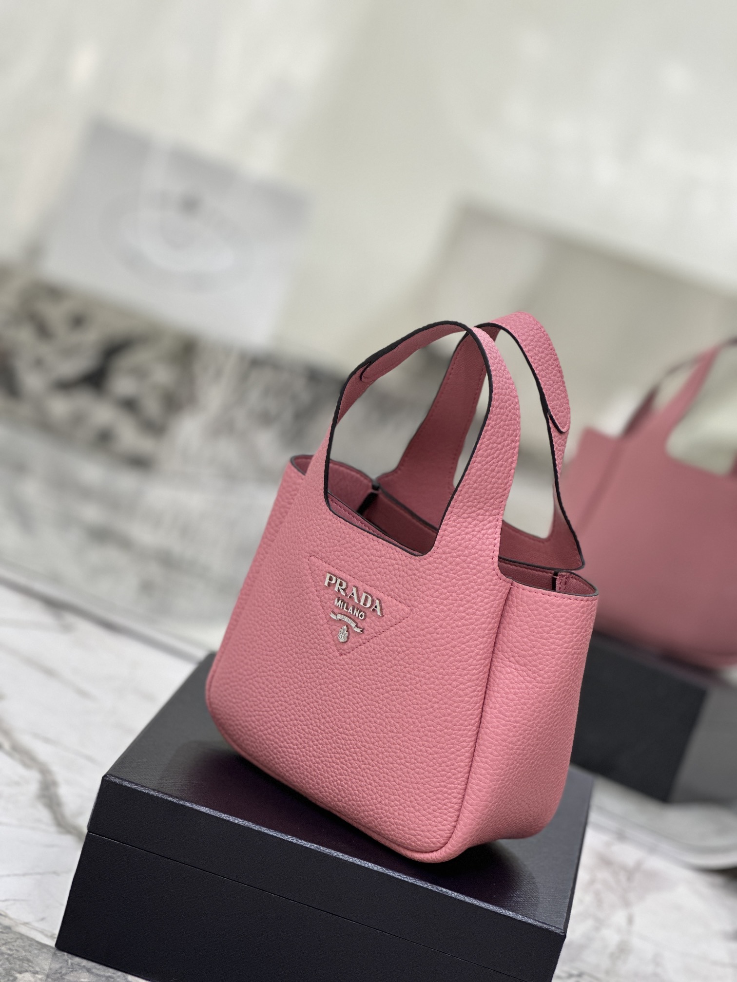 Vegetable Basket Bucket Bag (Small) Soft and Delicate Lychee Pattern Calf Leather Tote Bag Model: 1BA349