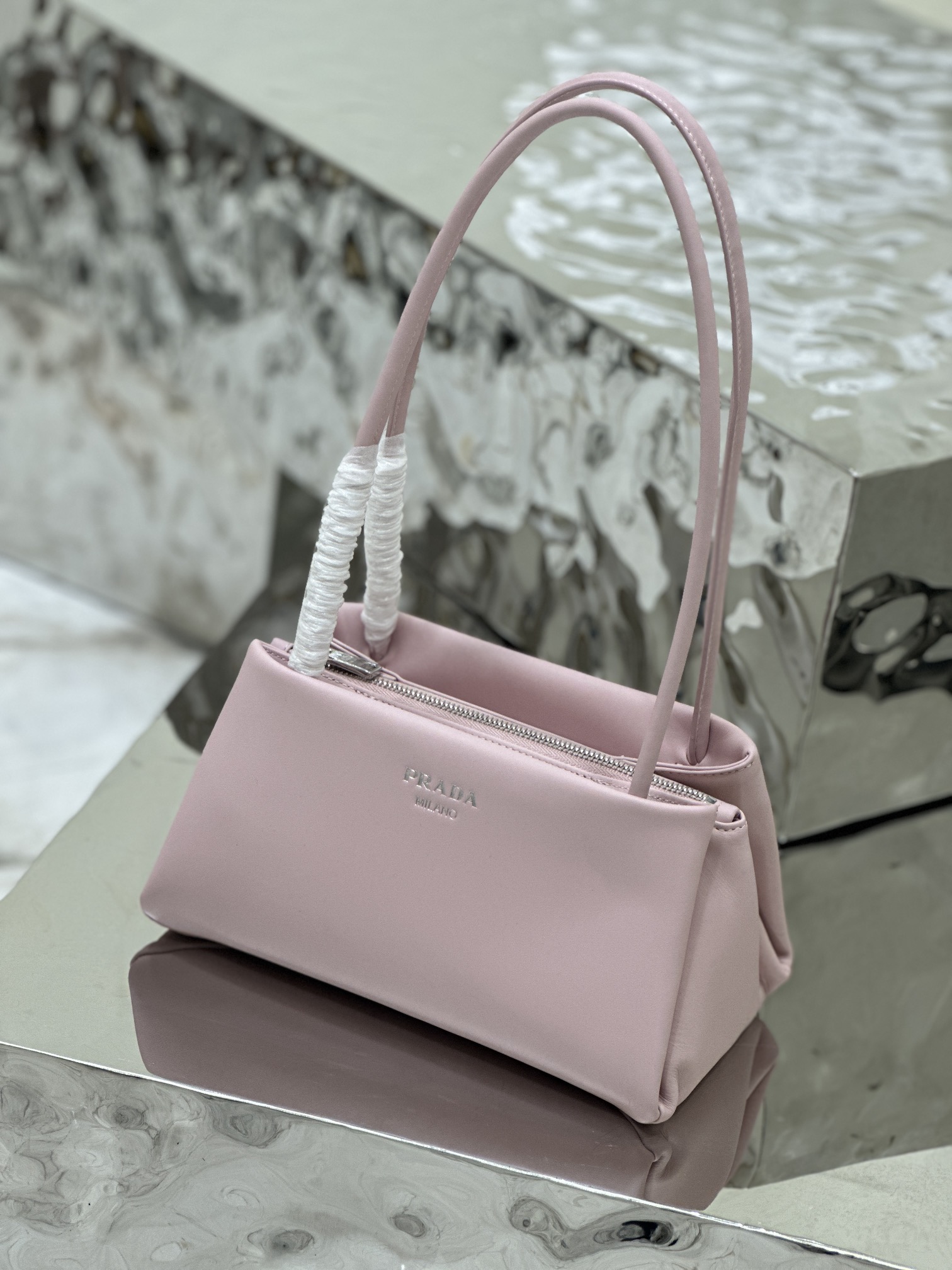 Shoulder Bag in Imported Calfskin, Interior in Imported Lambskin, Style Number: 1BA368