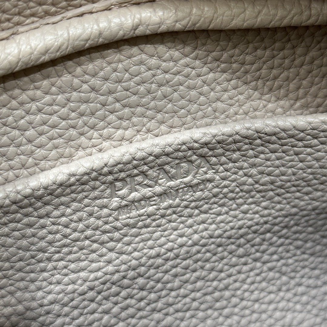 Embossed Logo Medium Size Imported Calfskin, Style Number: 1BH078