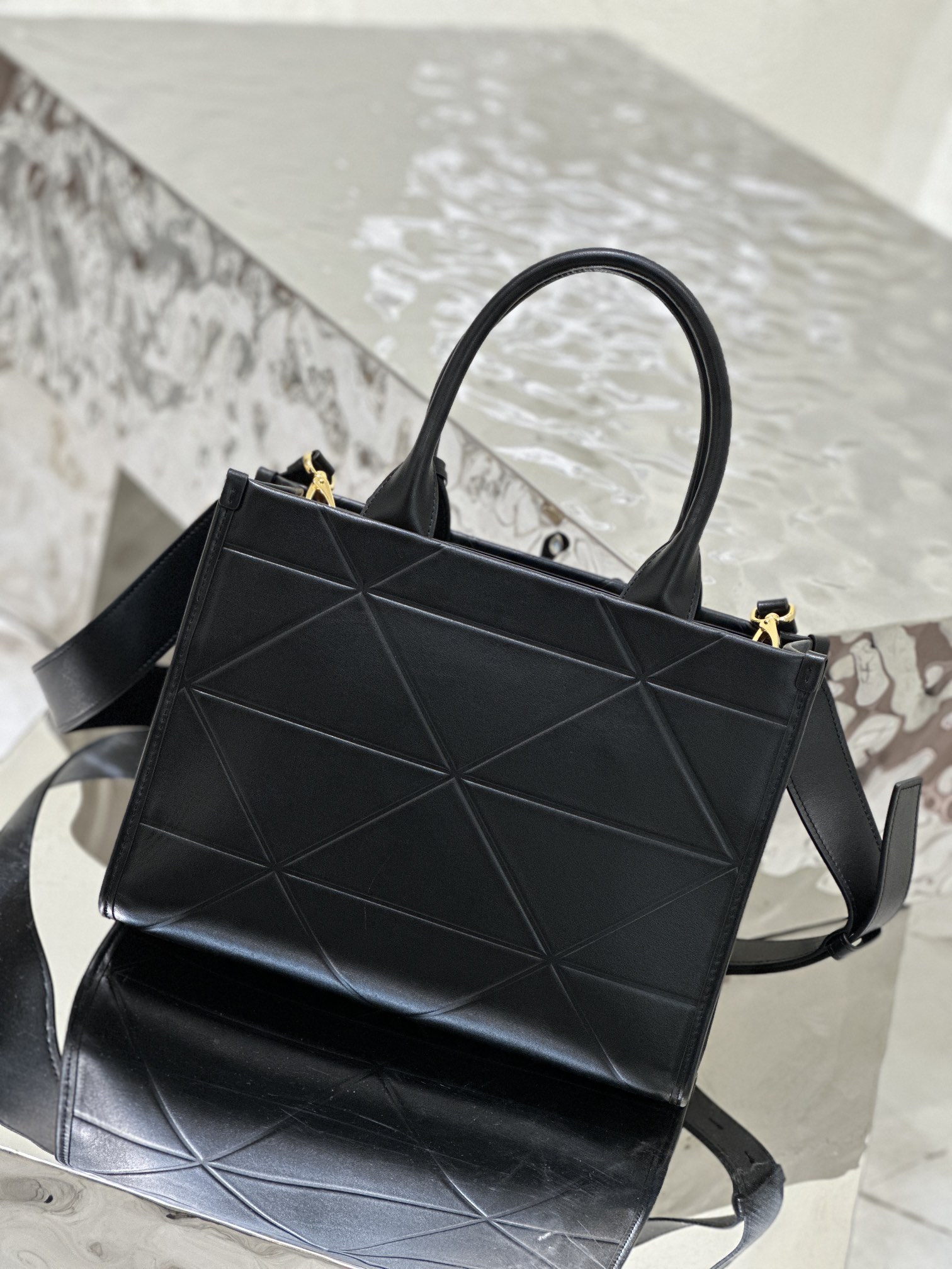 Triangle diamond pattern tote bag (small size), made of imported calf leather. Model No: 1BA379  