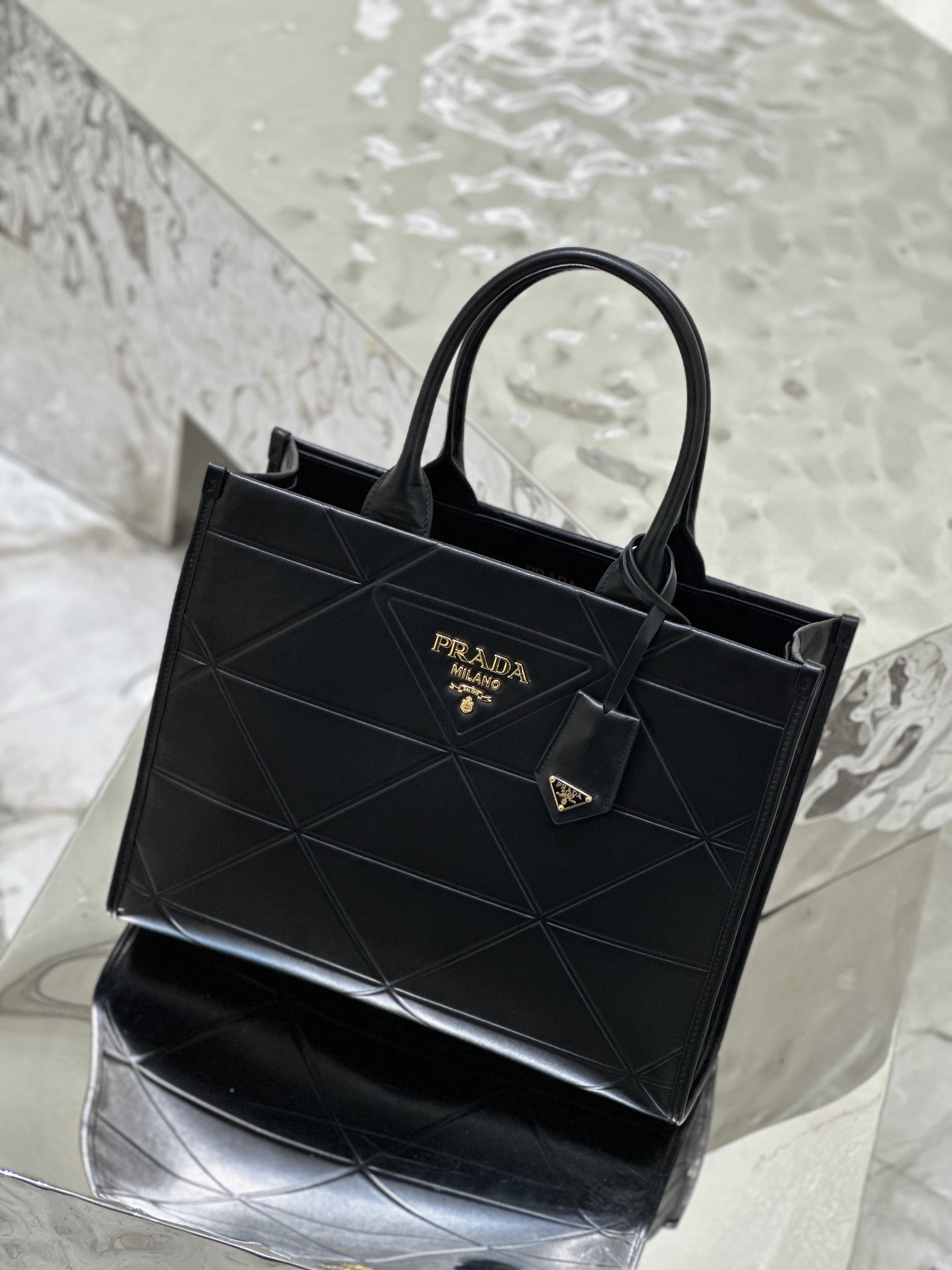 Triangle diamond pattern tote bag (medium size), made of imported calf leather. Model No: 1BA378  