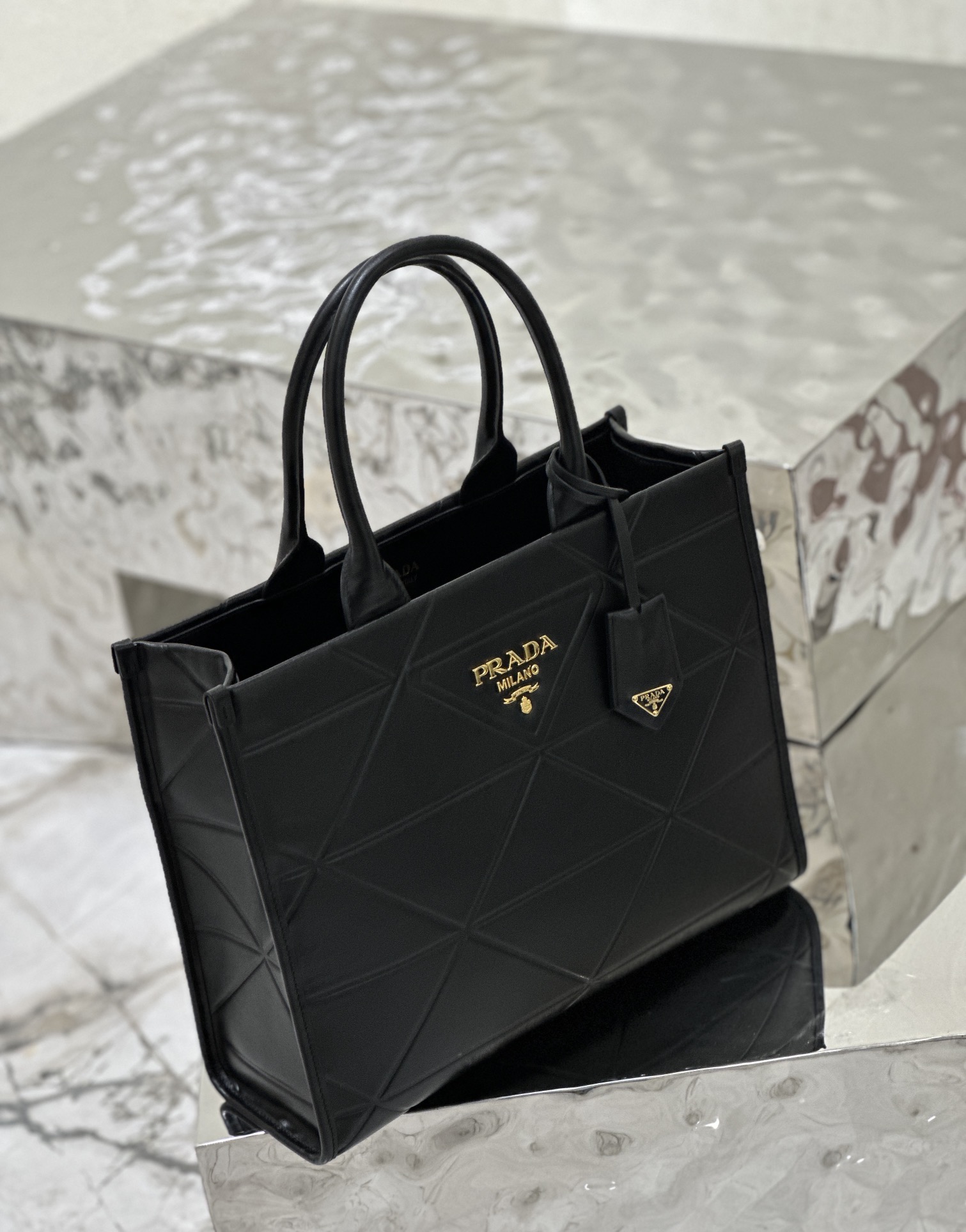 Triangle diamond pattern tote bag (medium size), made of imported calf leather. Model No: 1BA378  