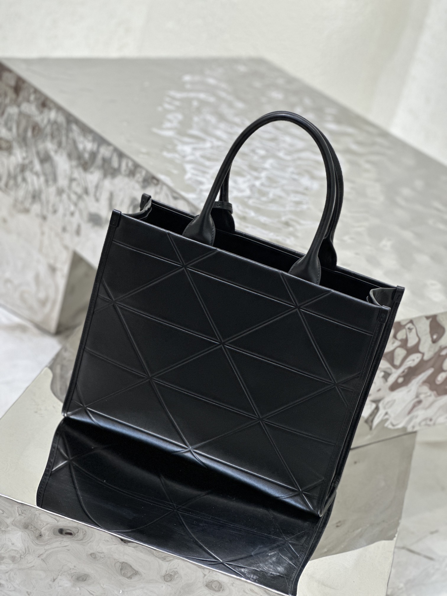 Triangle diamond pattern tote bag (medium size), made of imported calf leather. Model No: 1BA378  