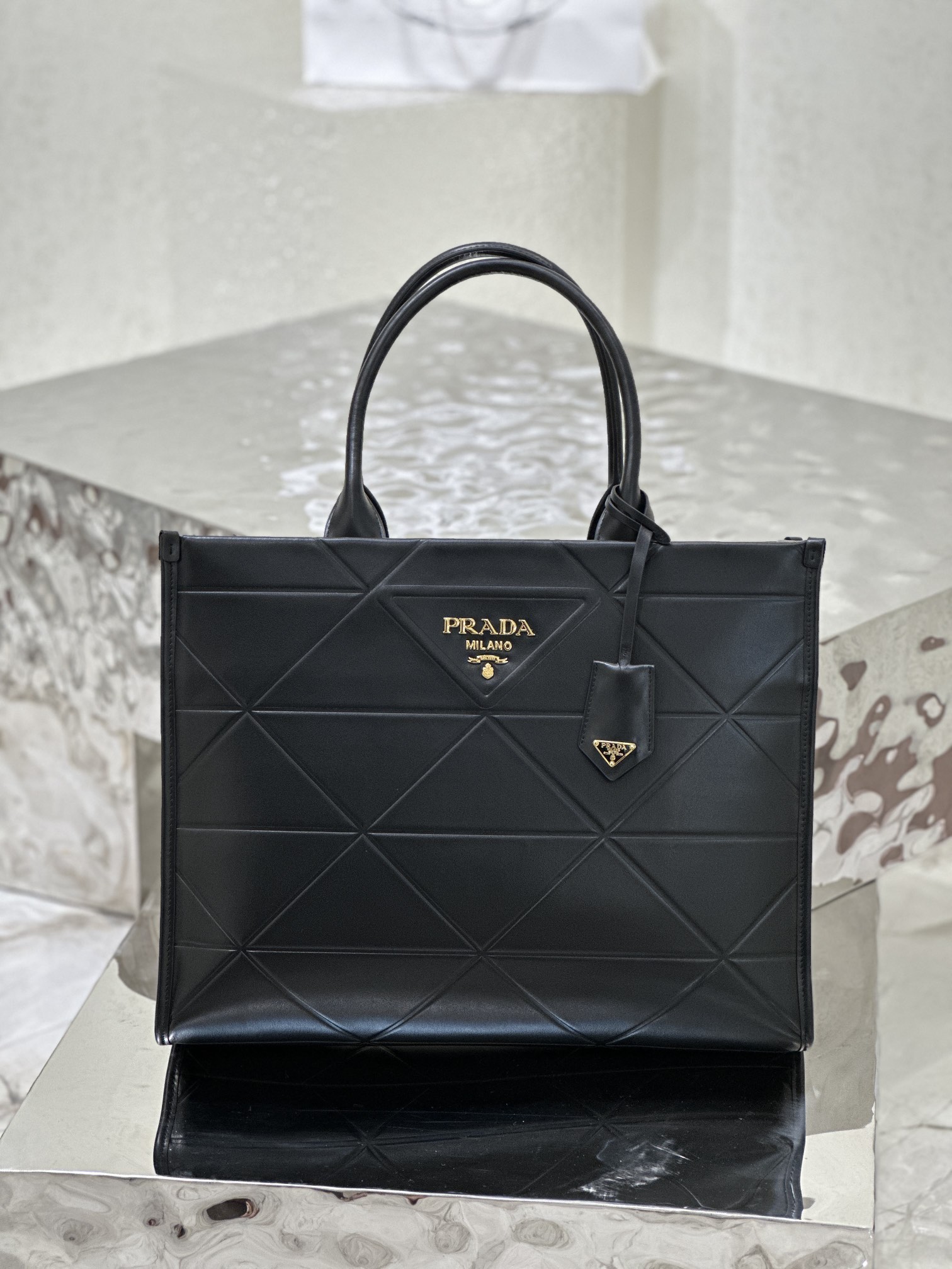 Triangle diamond pattern tote bag (large size), made of imported calf leather. Model No: 1BA377  