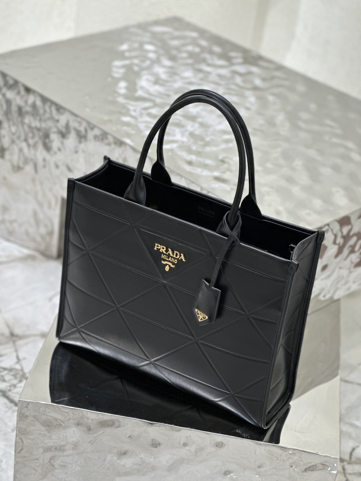 Triangle diamond pattern tote bag (large size), made of imported calf leather. Model No: 1BA377  